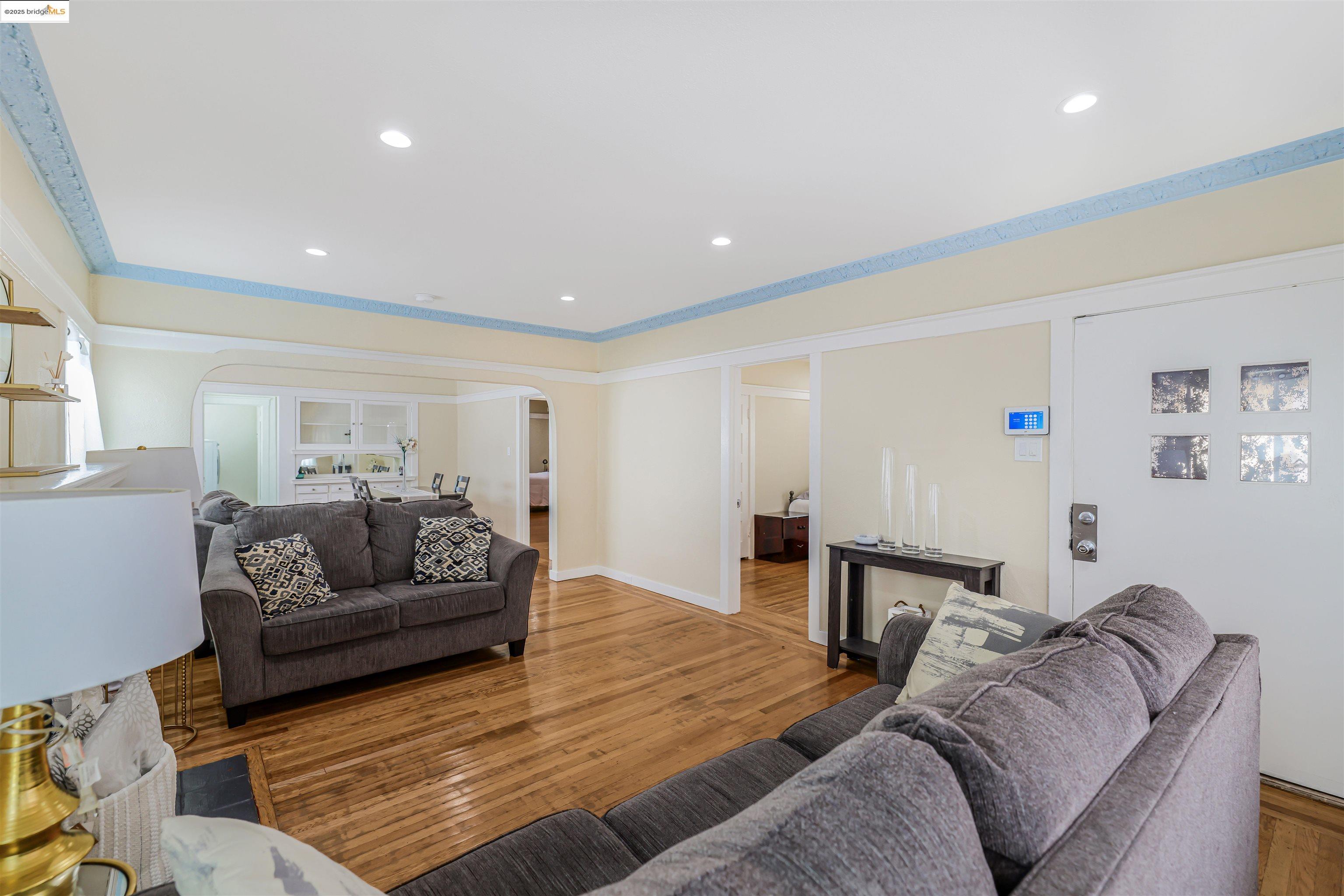 Detail Gallery Image 6 of 49 For 6007 San Pablo Ave, Oakland,  CA 94608 - 3 Beds | 2 Baths