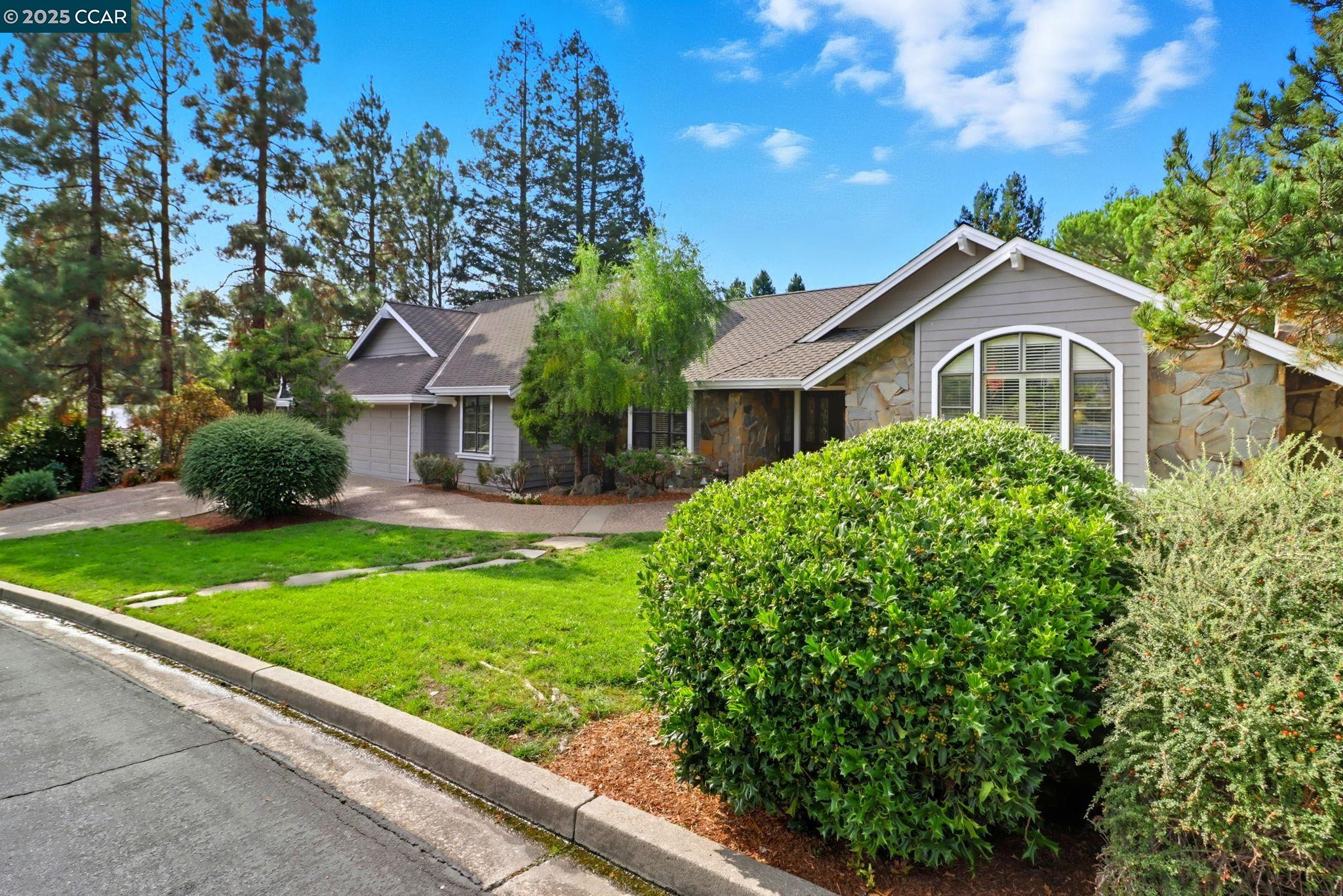 Detail Gallery Image 2 of 36 For 3 Magee Ct, Moraga,  CA 94556 - 4 Beds | 3 Baths