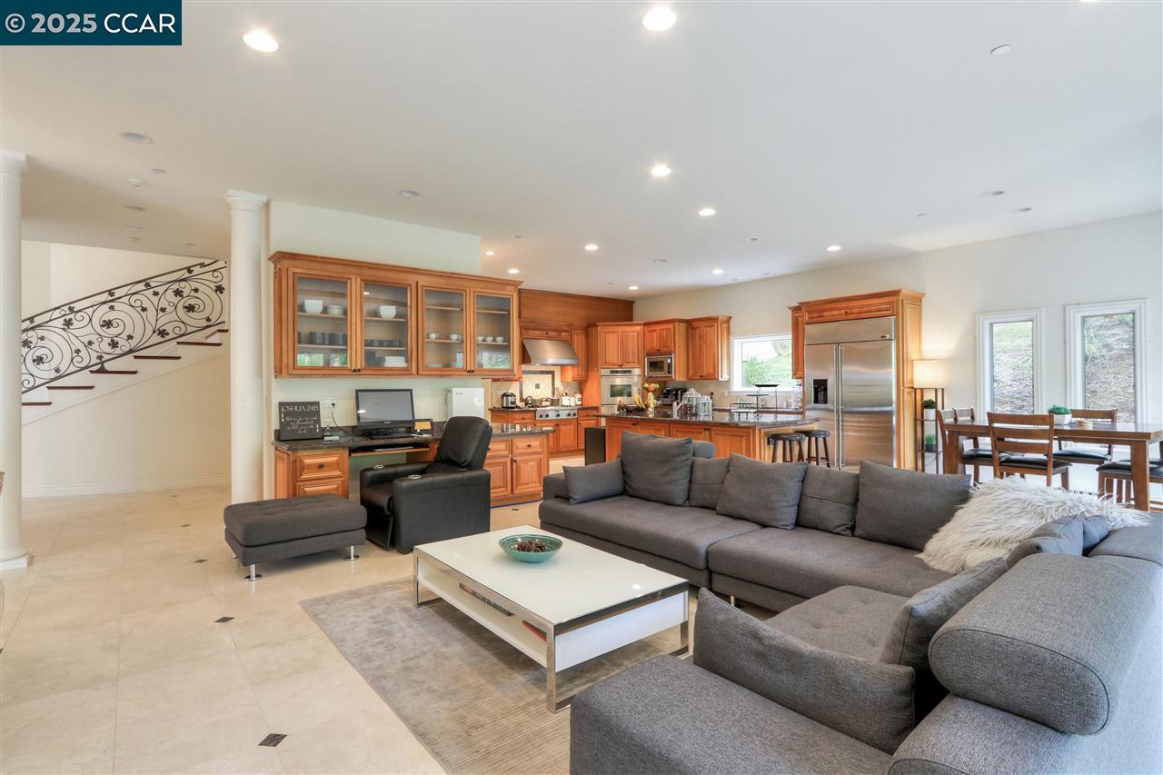 Detail Gallery Image 13 of 39 For 2851 Spring Creek Ln, Walnut Creek,  CA 94598 - 5 Beds | 6/1 Baths