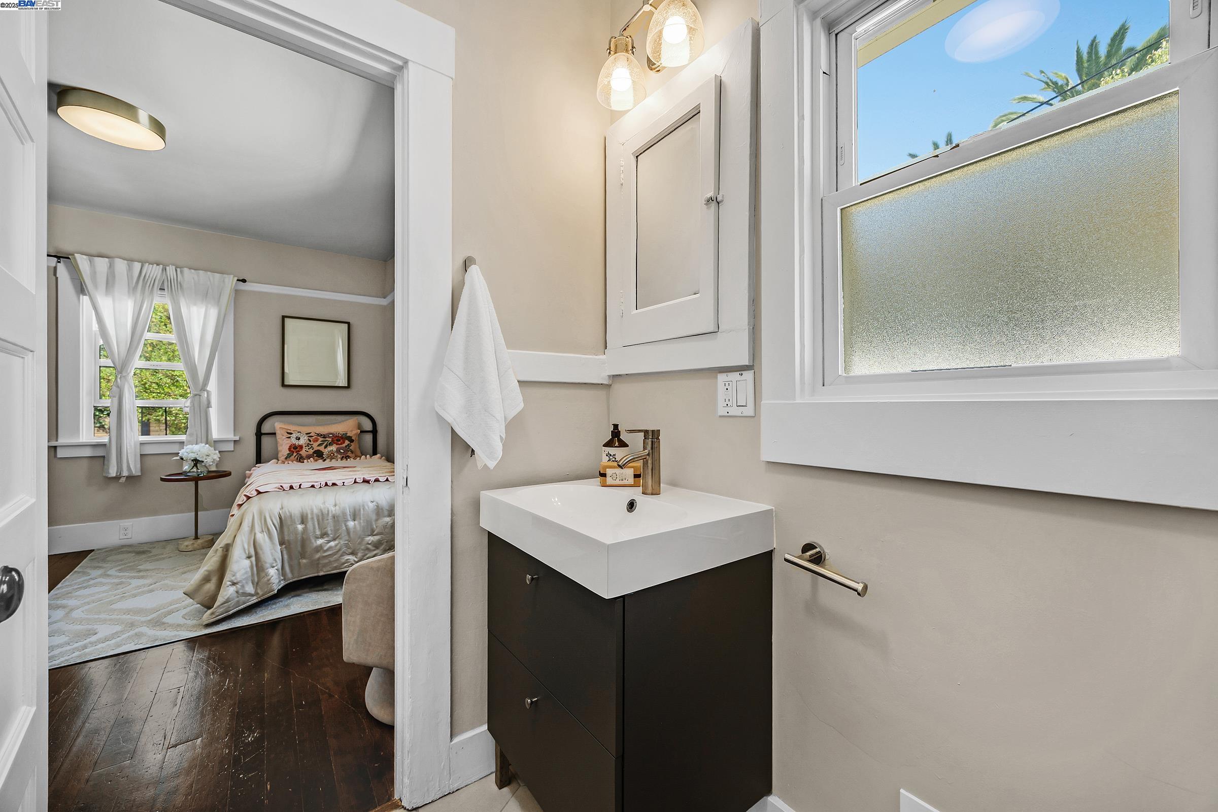 Detail Gallery Image 12 of 31 For 2230 Sacramento St, Berkeley,  CA 94702 - 3 Beds | 1 Baths