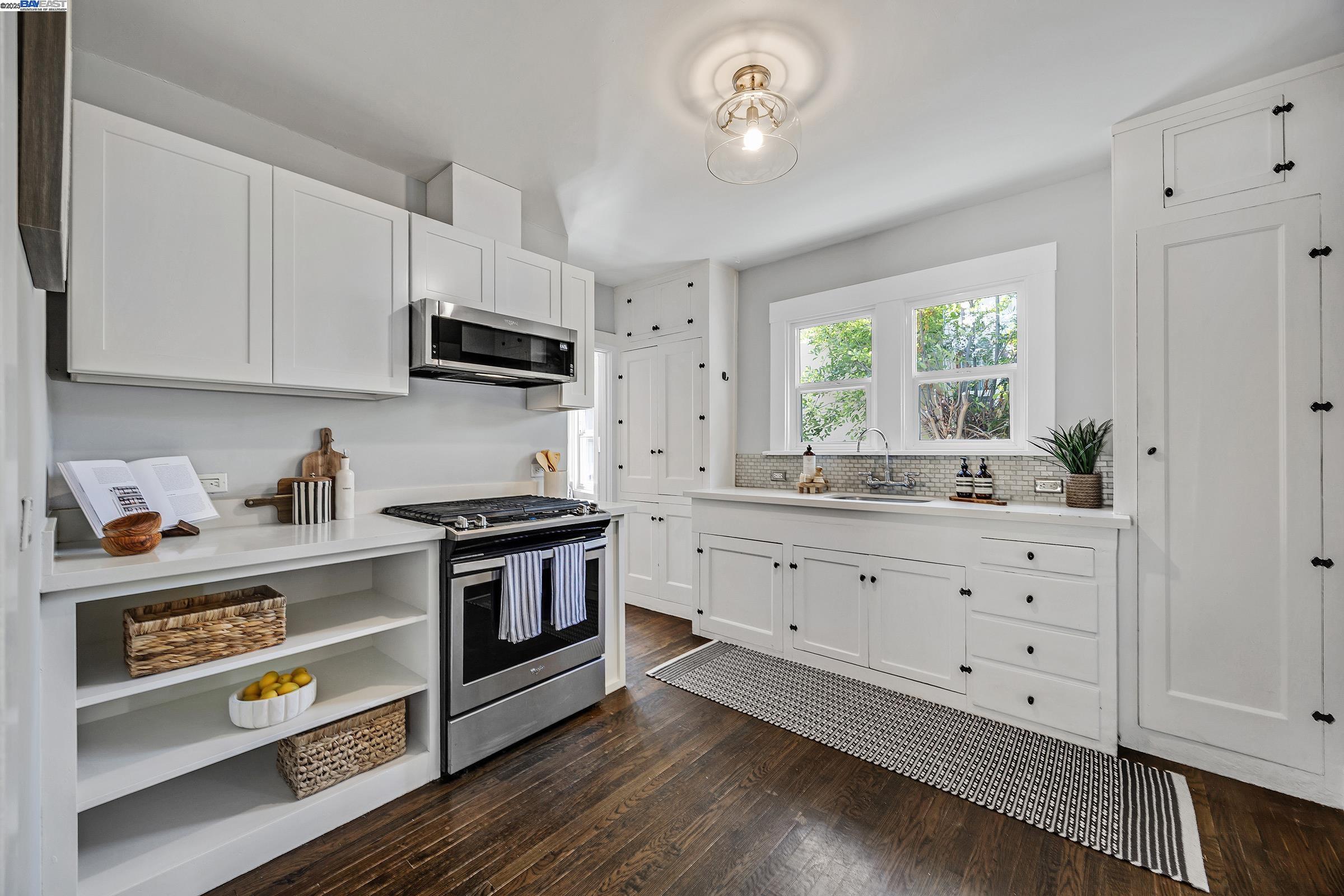 Detail Gallery Image 16 of 31 For 2230 Sacramento St, Berkeley,  CA 94702 - 3 Beds | 1 Baths