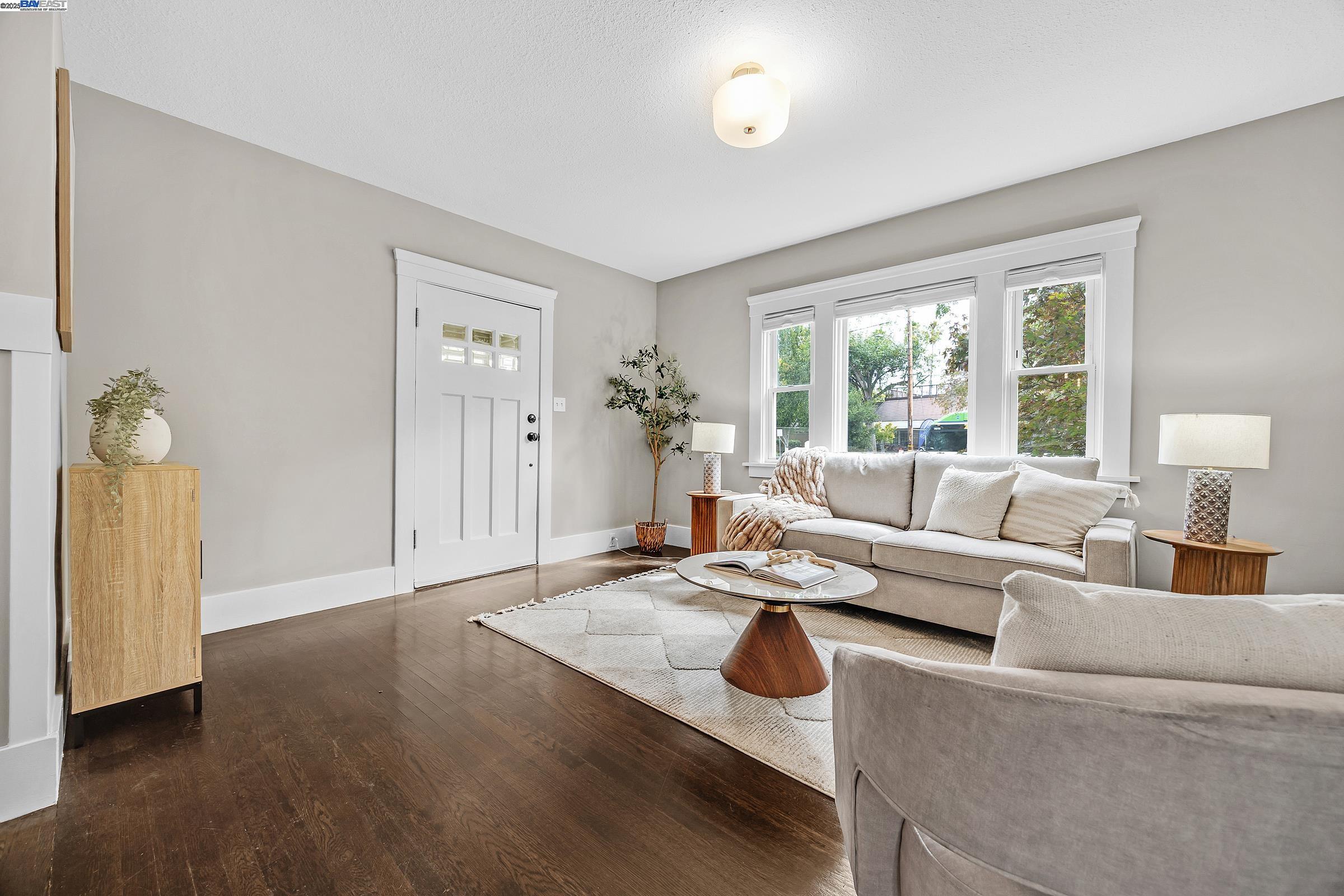 Detail Gallery Image 6 of 31 For 2230 Sacramento St, Berkeley,  CA 94702 - 3 Beds | 1 Baths