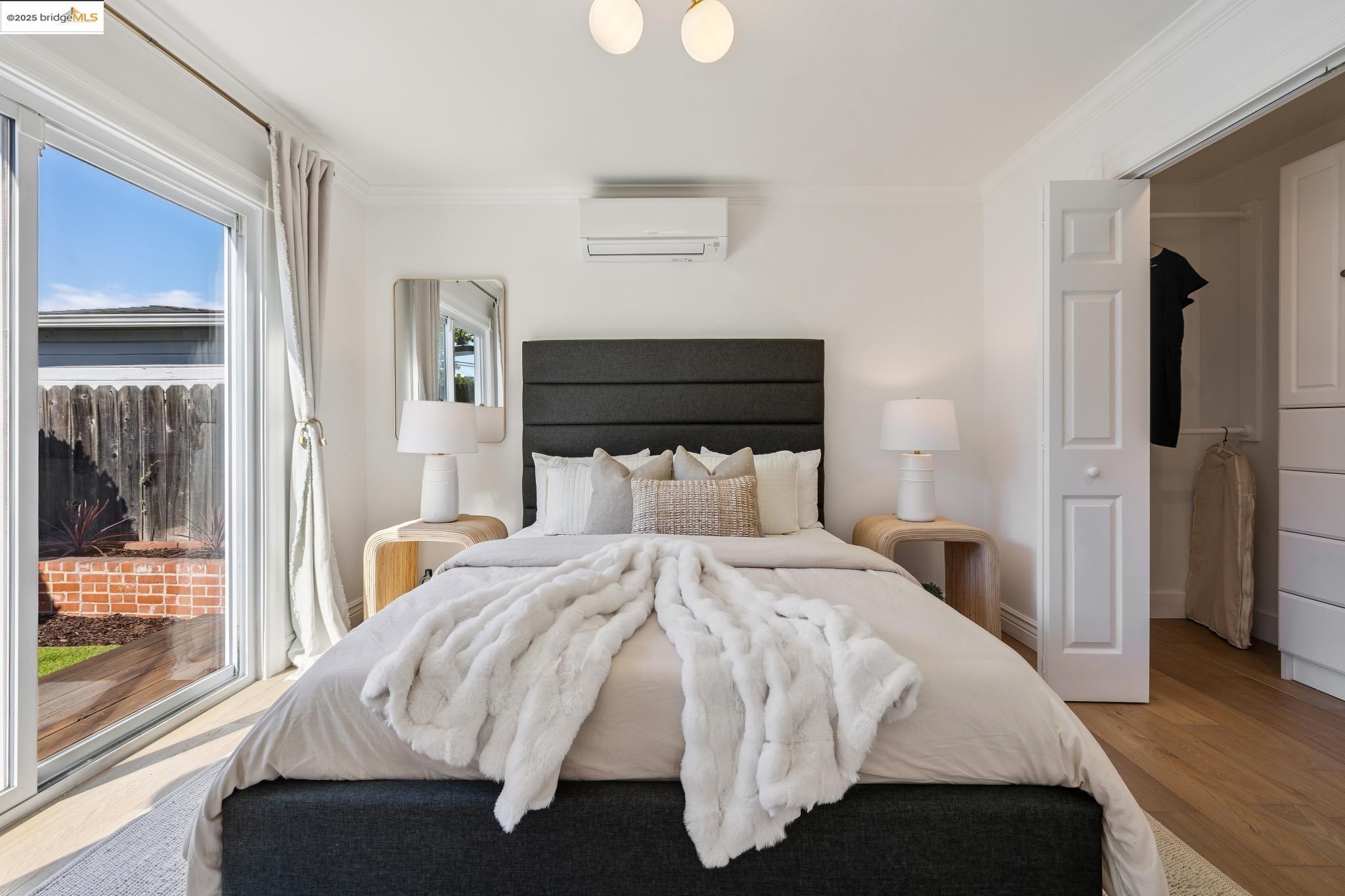 Detail Gallery Image 11 of 51 For 1642 10th St, Berkeley,  CA 94710 - 5 Beds | 3 Baths