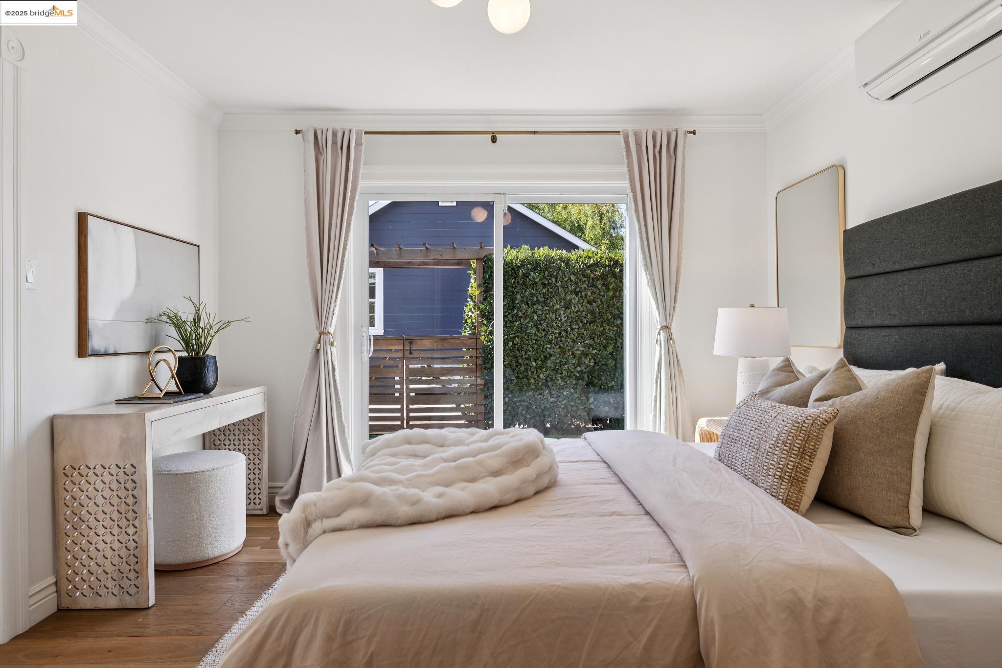 Detail Gallery Image 12 of 49 For 1642 10th St, Berkeley,  CA 94710 - 5 Beds | 3 Baths