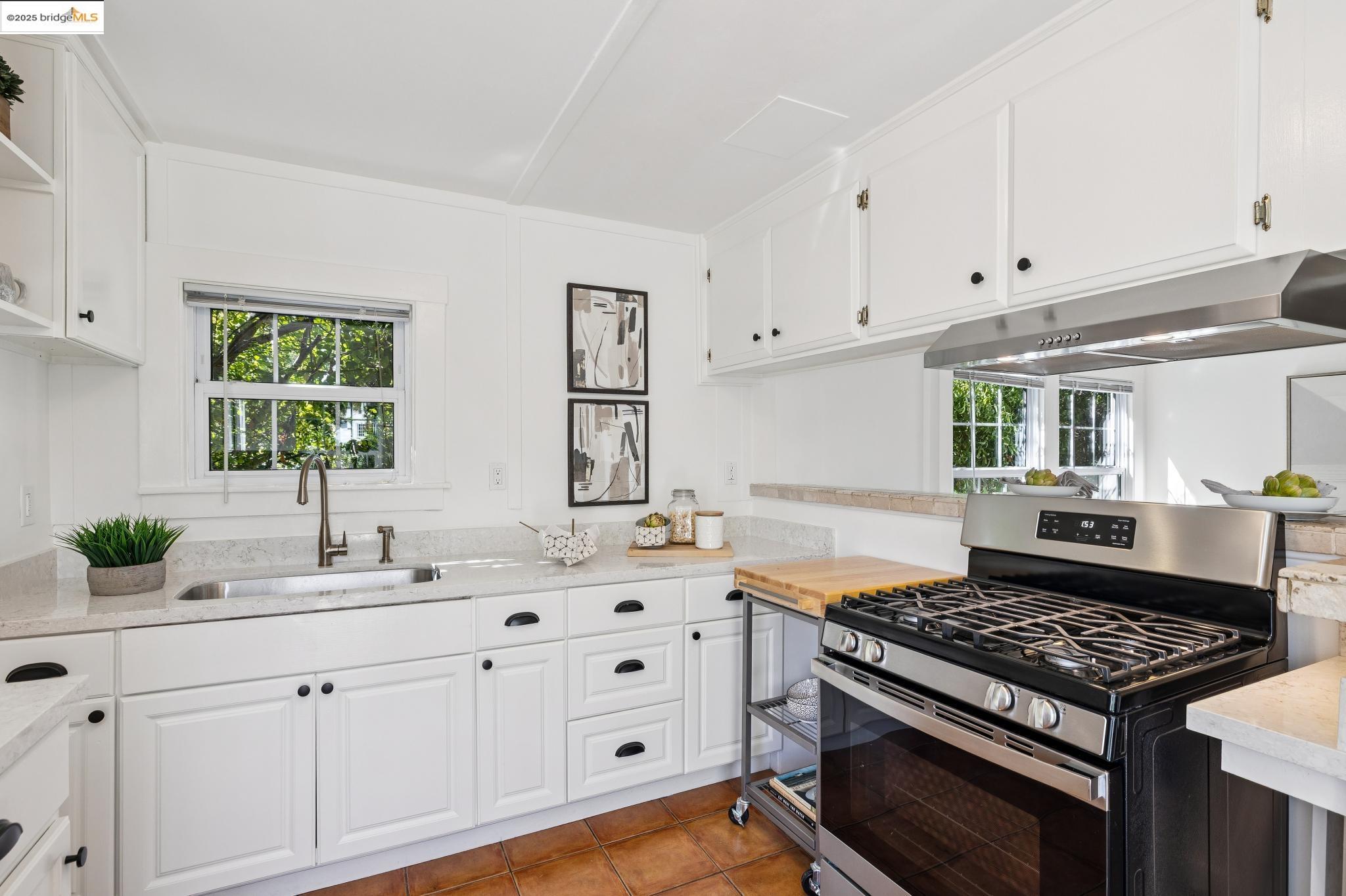 Detail Gallery Image 32 of 51 For 1642 10th St, Berkeley,  CA 94710 - 5 Beds | 3 Baths