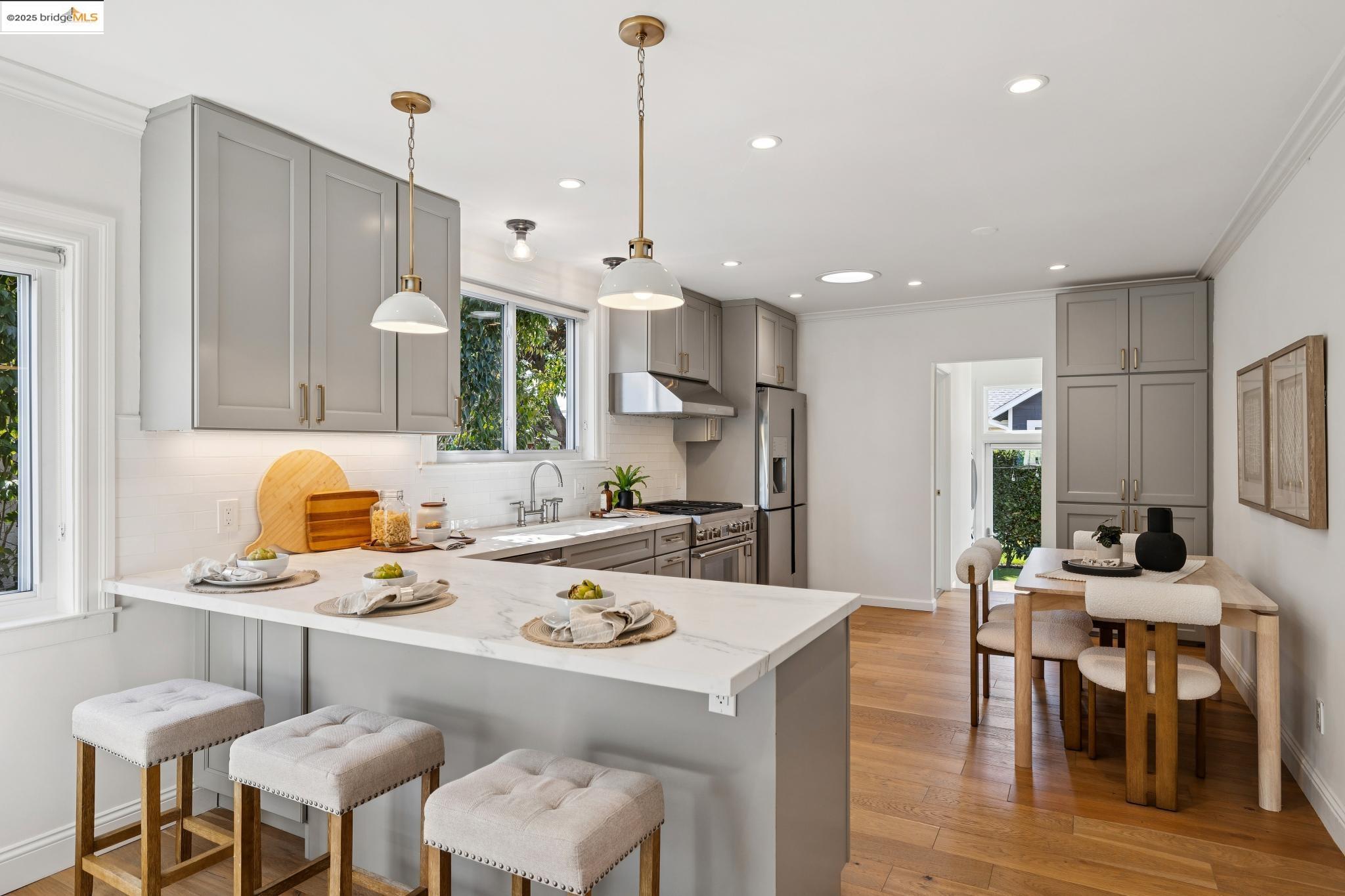 Detail Gallery Image 8 of 51 For 1642 10th St, Berkeley,  CA 94710 - 5 Beds | 3 Baths