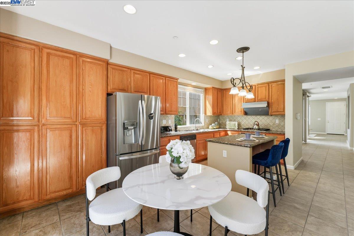 Detail Gallery Image 11 of 58 For 38393 Amaryllis Pl, Newark,  CA 94560 - 5 Beds | 3 Baths