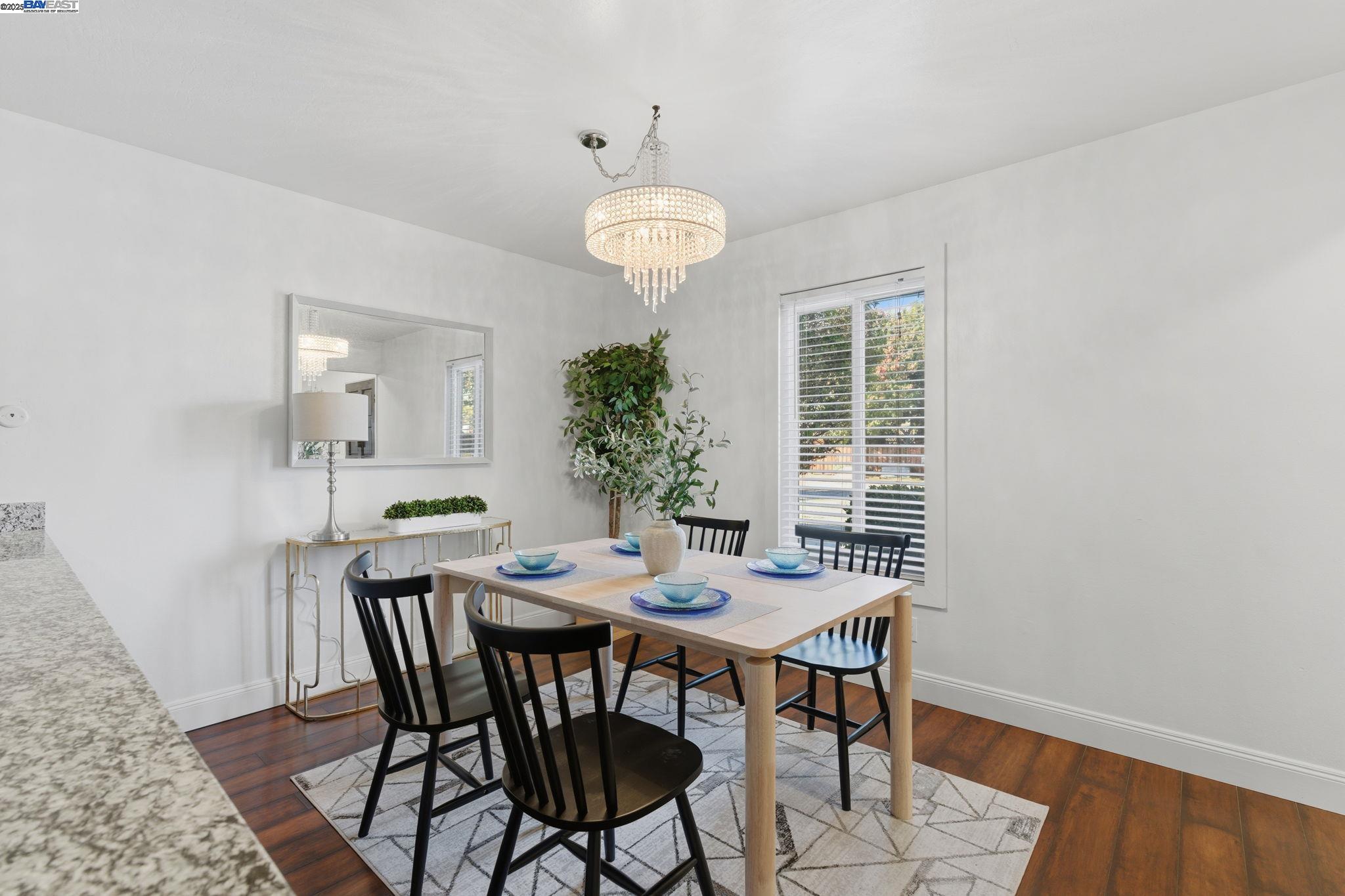 Detail Gallery Image 13 of 35 For 1210 Broadway a,  Alameda,  CA 94501 - 3 Beds | 2 Baths