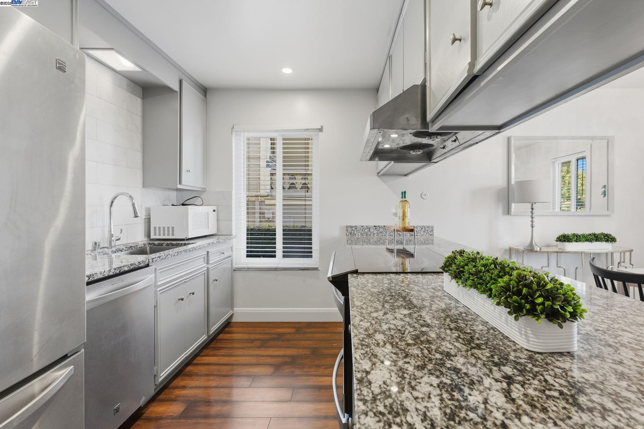 Detail Gallery Image 14 of 35 For 1210 Broadway a,  Alameda,  CA 94501 - 3 Beds | 2 Baths