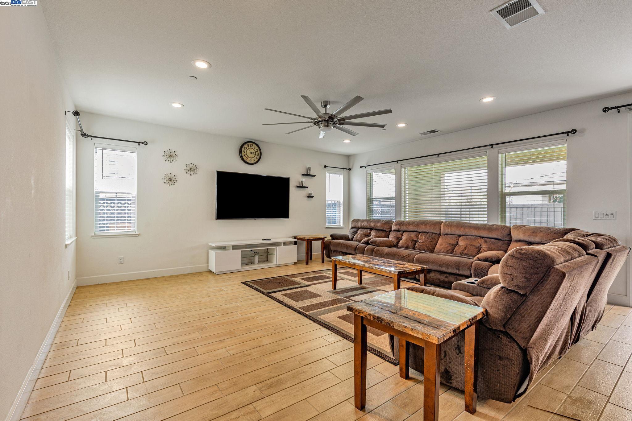 Detail Gallery Image 6 of 58 For 2389 Northington Dr, Tracy,  CA 95377 - 4 Beds | 3/1 Baths