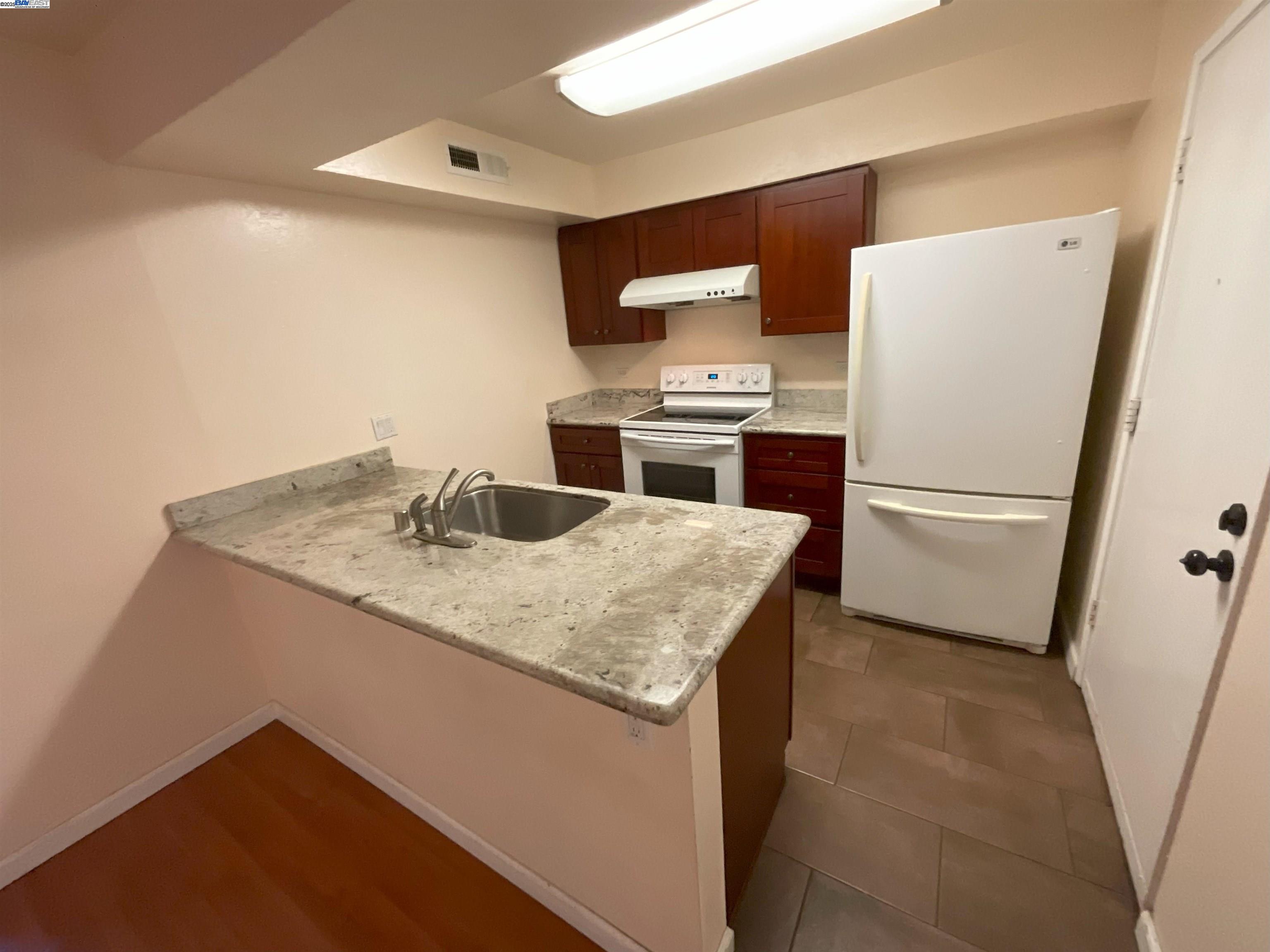 Detail Gallery Image 6 of 32 For 1102 Admiralty Ln, Foster City,  CA 94404 - 1 Beds | 1 Baths