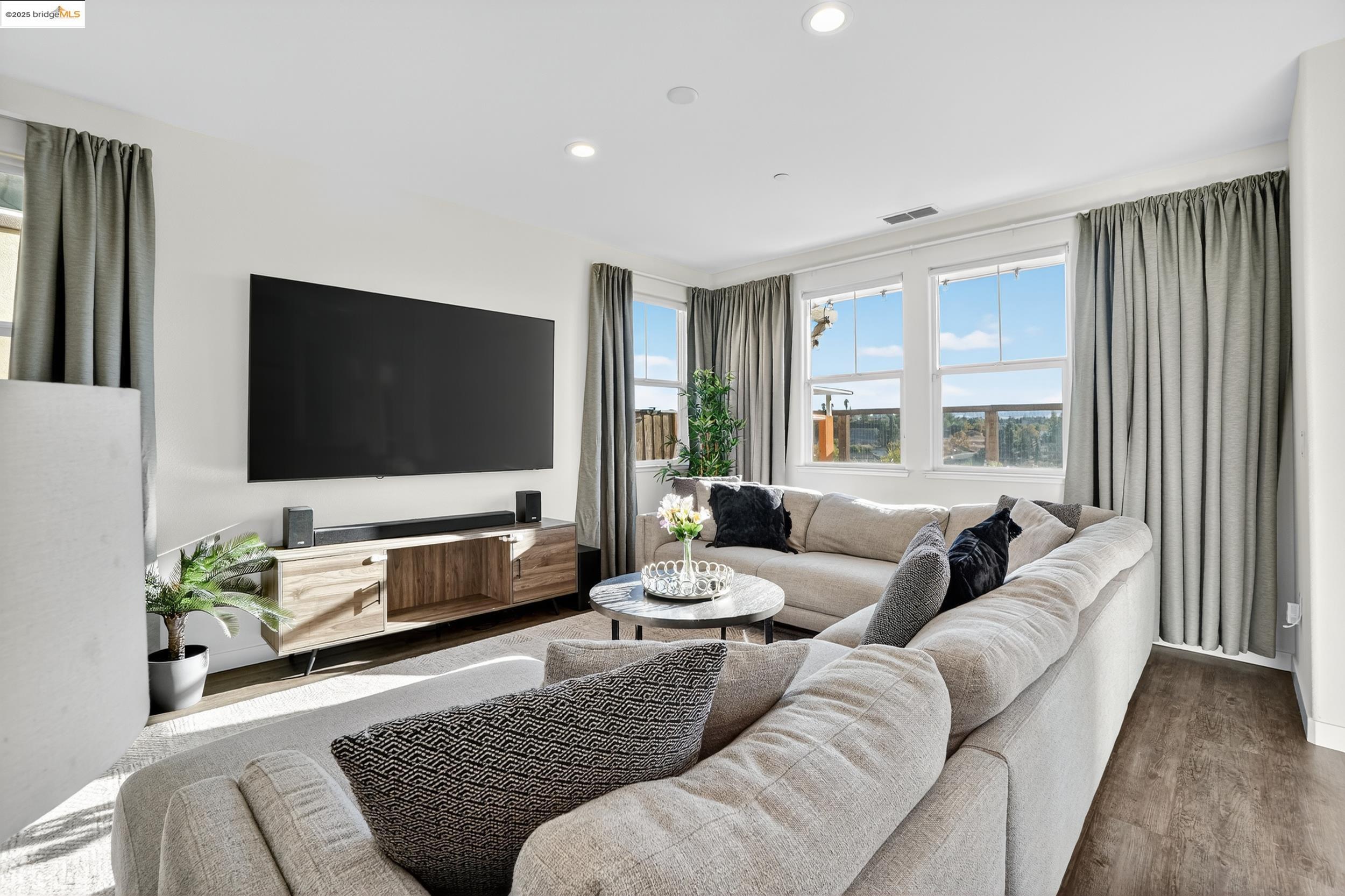 Detail Gallery Image 14 of 48 For 2794 Lily Court, Antioch,  CA 94531 - 4 Beds | 3 Baths