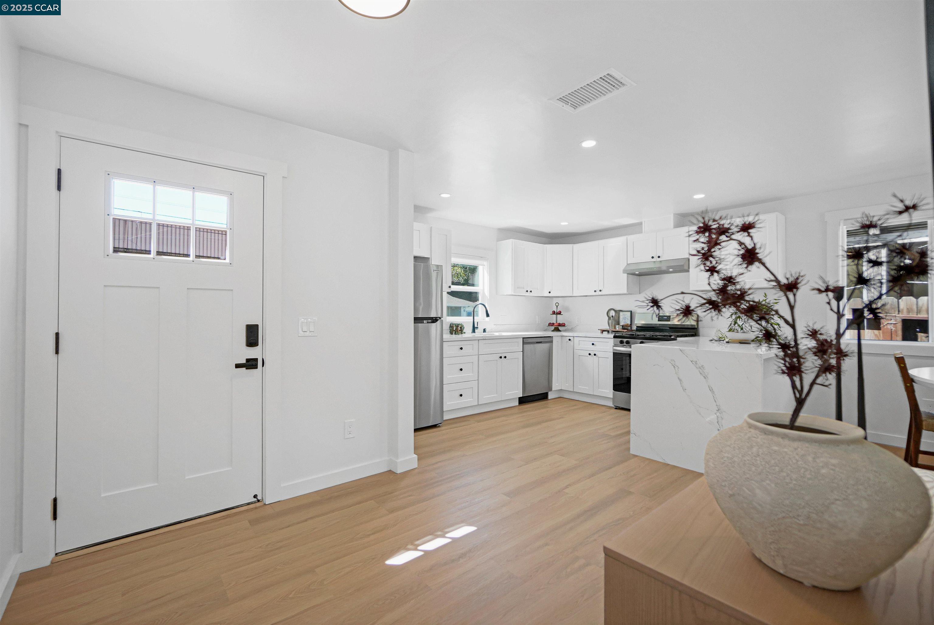 Detail Gallery Image 7 of 47 For 10060 Bernhardt Dr, Oakland,  CA 94603 - 3 Beds | 2 Baths