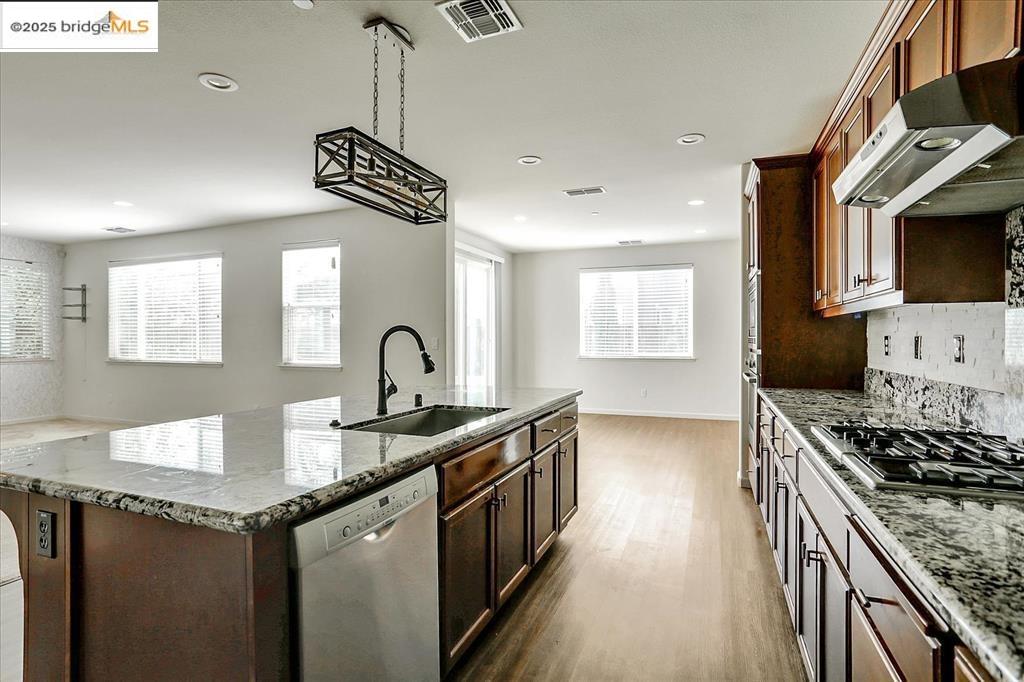 Detail Gallery Image 4 of 26 For 809 Bluestone Dr, Oakley,  CA 94561-3066 - 4 Beds | 3 Baths