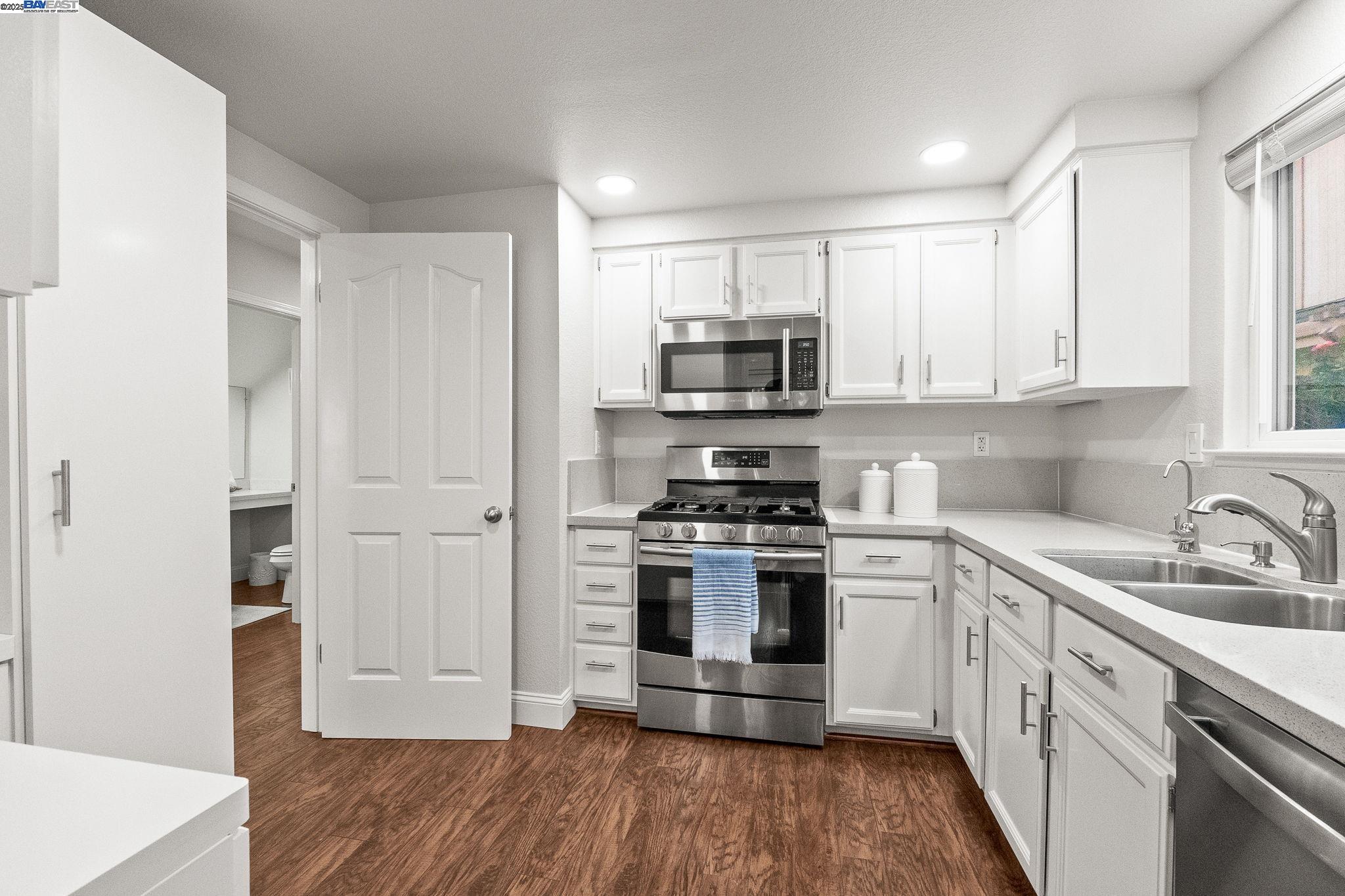 Detail Gallery Image 11 of 37 For 4027 Sunset Ter, Fremont,  CA 94536 - 3 Beds | 2/1 Baths