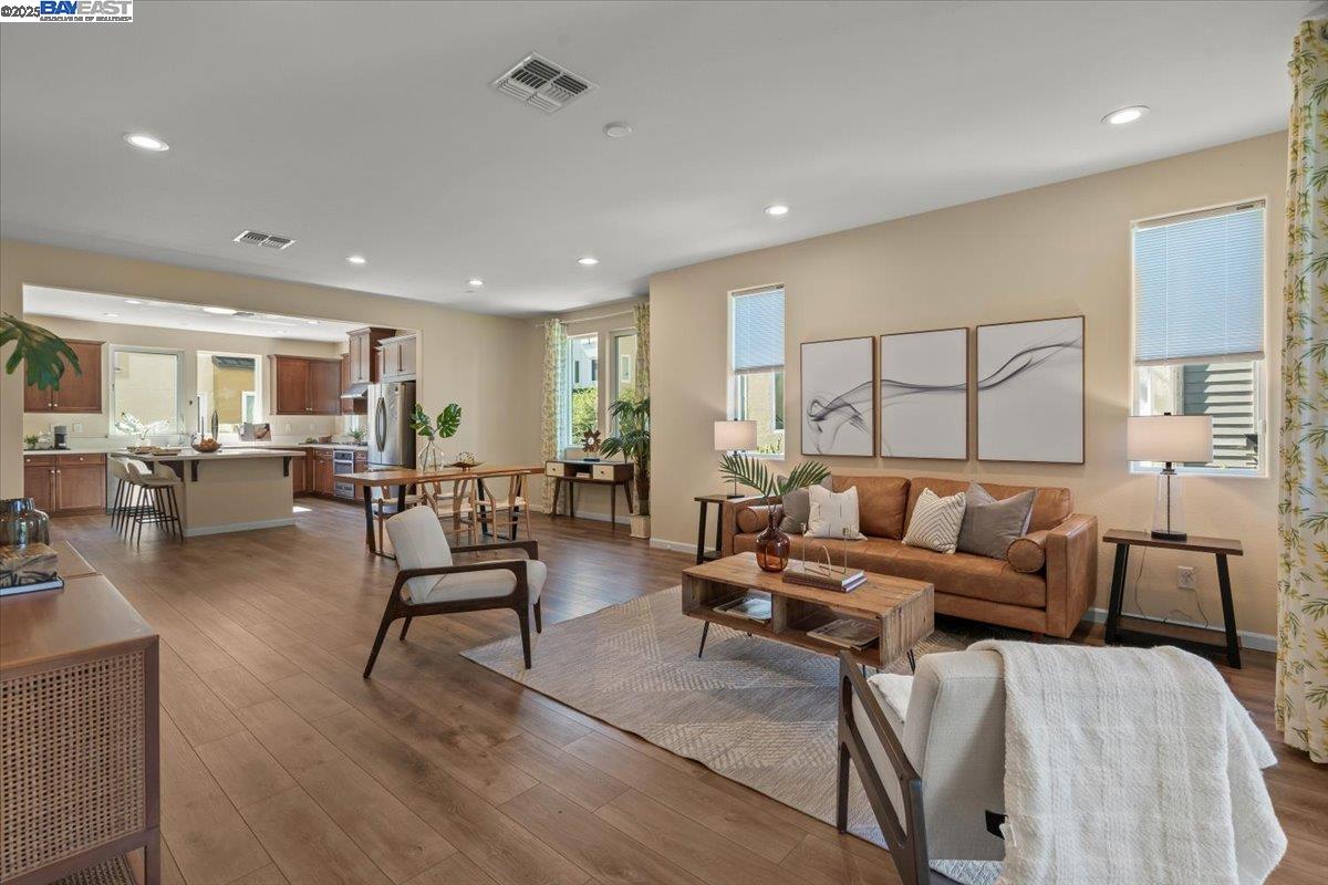 Detail Gallery Image 8 of 26 For 5670 El Dorado Ln, Dublin,  CA 94568 - 4 Beds | 3/1 Baths