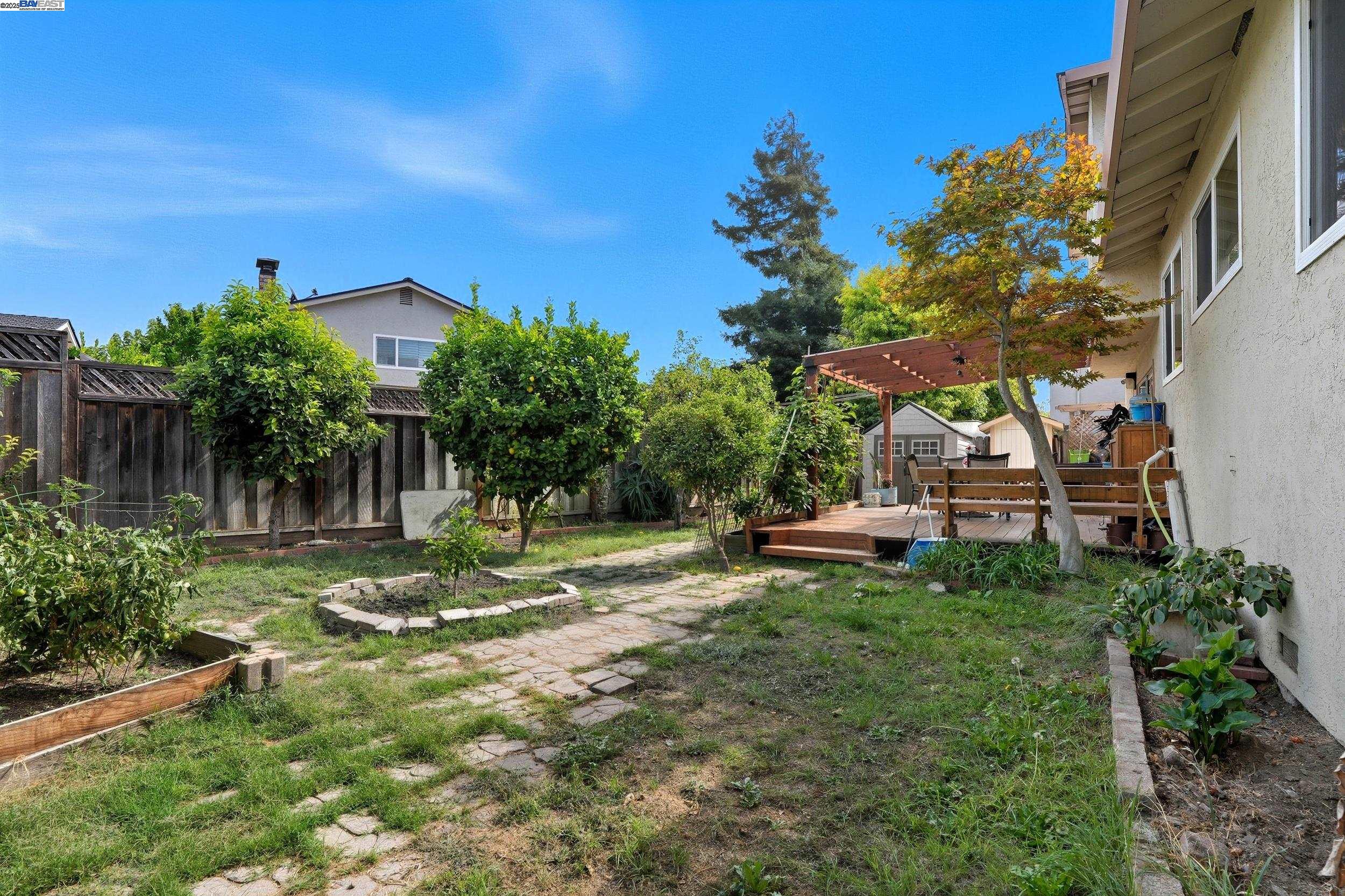 Detail Gallery Image 36 of 39 For 11862 Dublin Green Dr, Dublin,  CA 94568 - 5 Beds | 3/1 Baths