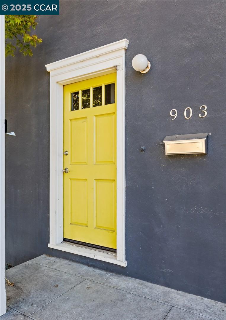 Detail Gallery Image 4 of 46 For 905 61st St, Oakland,  CA 94608 - 4 Beds | 2 Baths