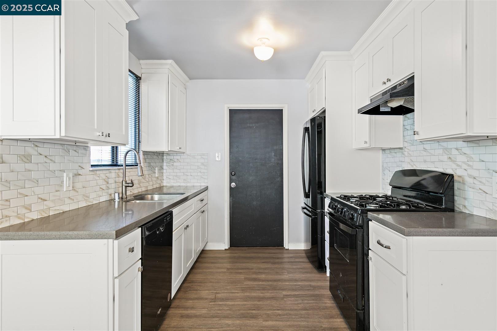 Detail Gallery Image 9 of 46 For 905 61st St, Oakland,  CA 94608 - 4 Beds | 2 Baths