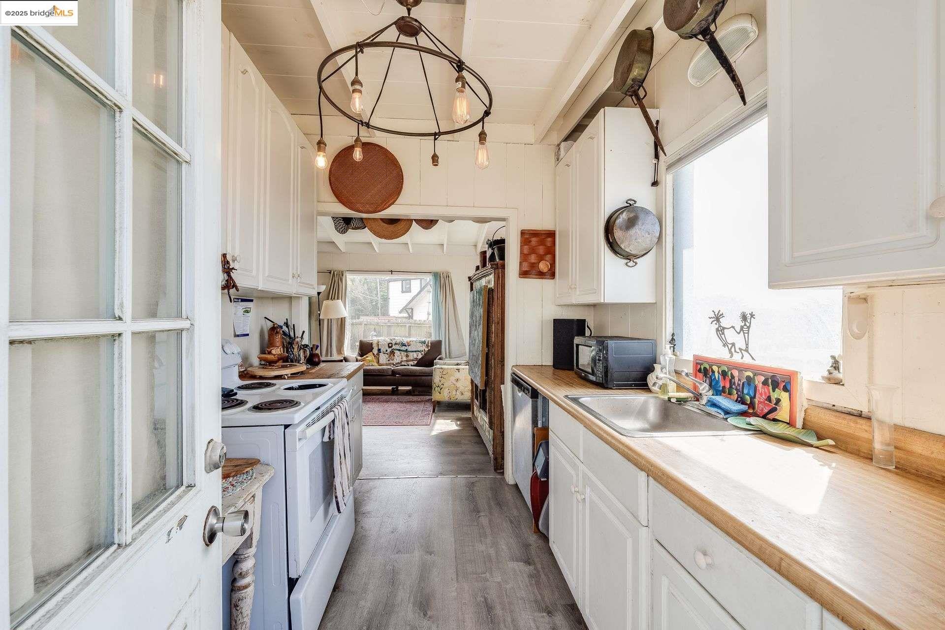 Detail Gallery Image 3 of 20 For 4 Beach Ave, Dillon Beach,  CA 94929 - 3 Beds | 2 Baths