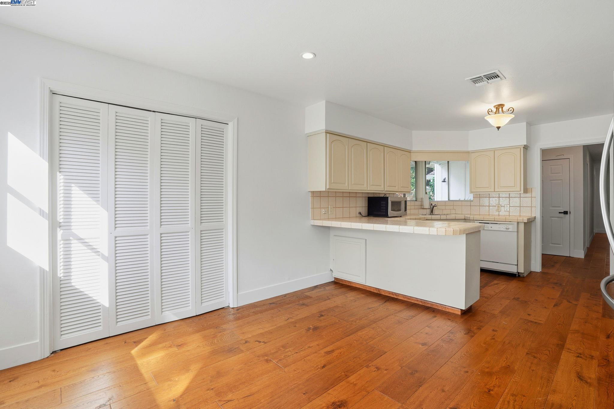 Detail Gallery Image 13 of 49 For , Danville,  CA 94526 - 4 Beds | 2/1 Baths