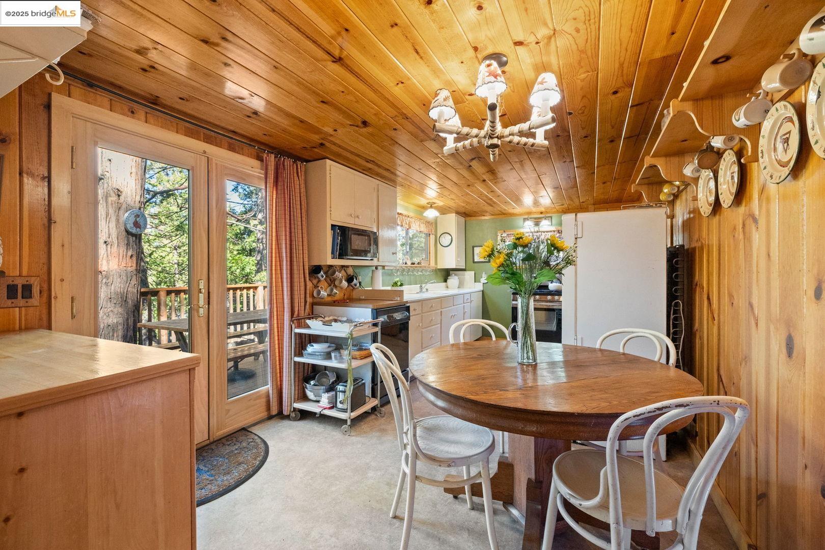 Detail Gallery Image 7 of 27 For 180 Sugarpine Circle, Pinecrest,  CA 95364 - 2 Beds | 1/1 Baths