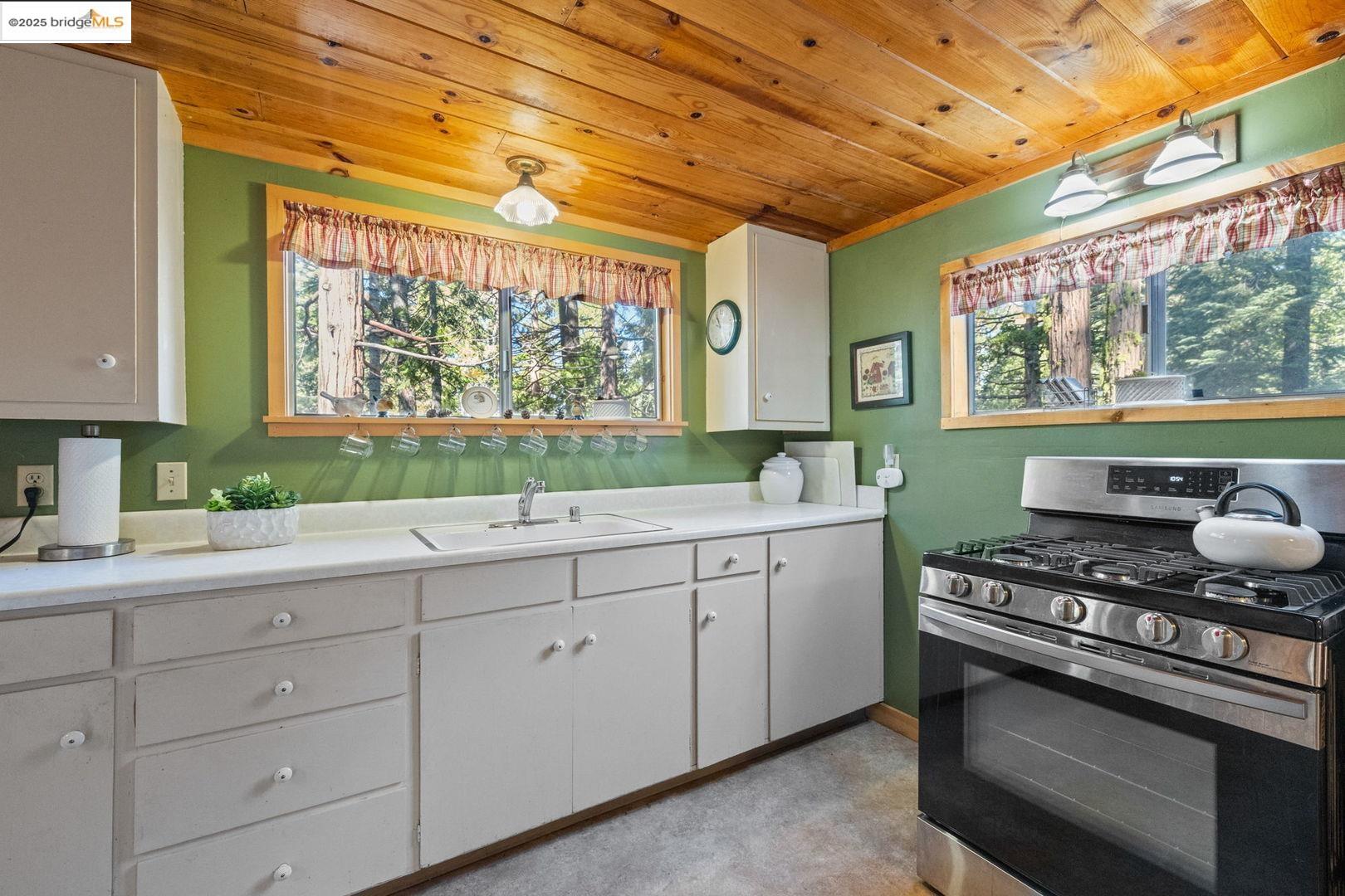 Detail Gallery Image 10 of 27 For 180 Sugarpine Circle, Pinecrest,  CA 95364 - 2 Beds | 1/1 Baths