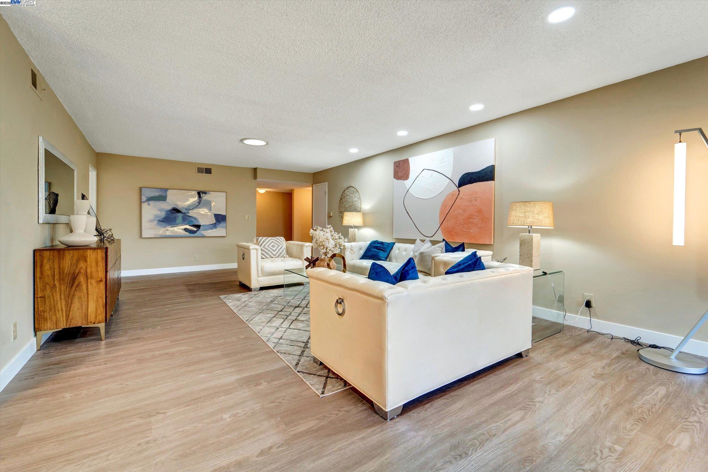 Detail Gallery Image 3 of 29 For 2767 Miradero Dr #C,  –,  CA 93105 - 3 Beds | 2 Baths