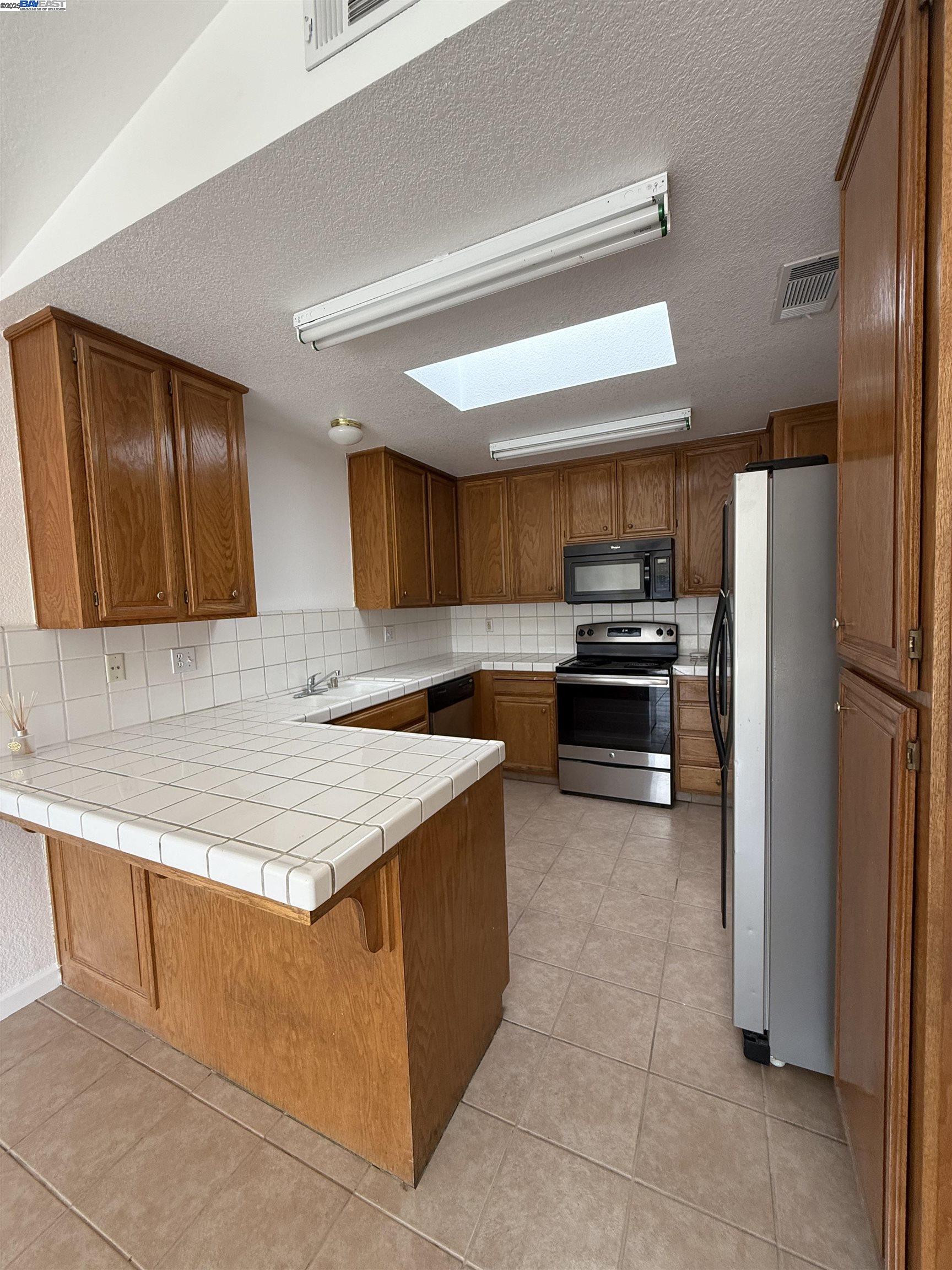 Detail Gallery Image 4 of 17 For 2932 Alcott Ct, Modesto,  CA 95355 - 4 Beds | 2 Baths