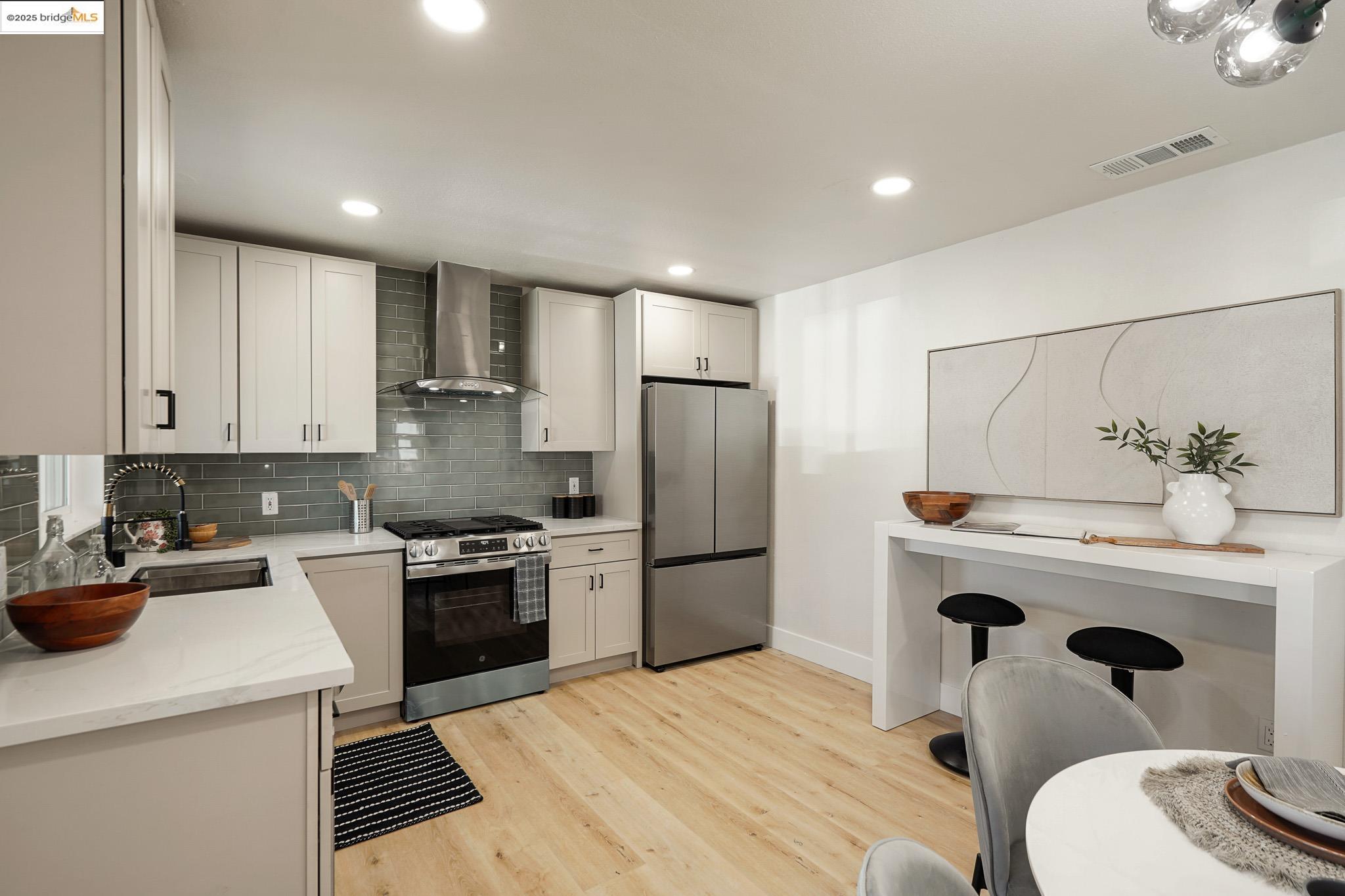 Detail Gallery Image 9 of 28 For 10945 Estepa Dr, Oakland,  CA 94603 - 2 Beds | 1 Baths