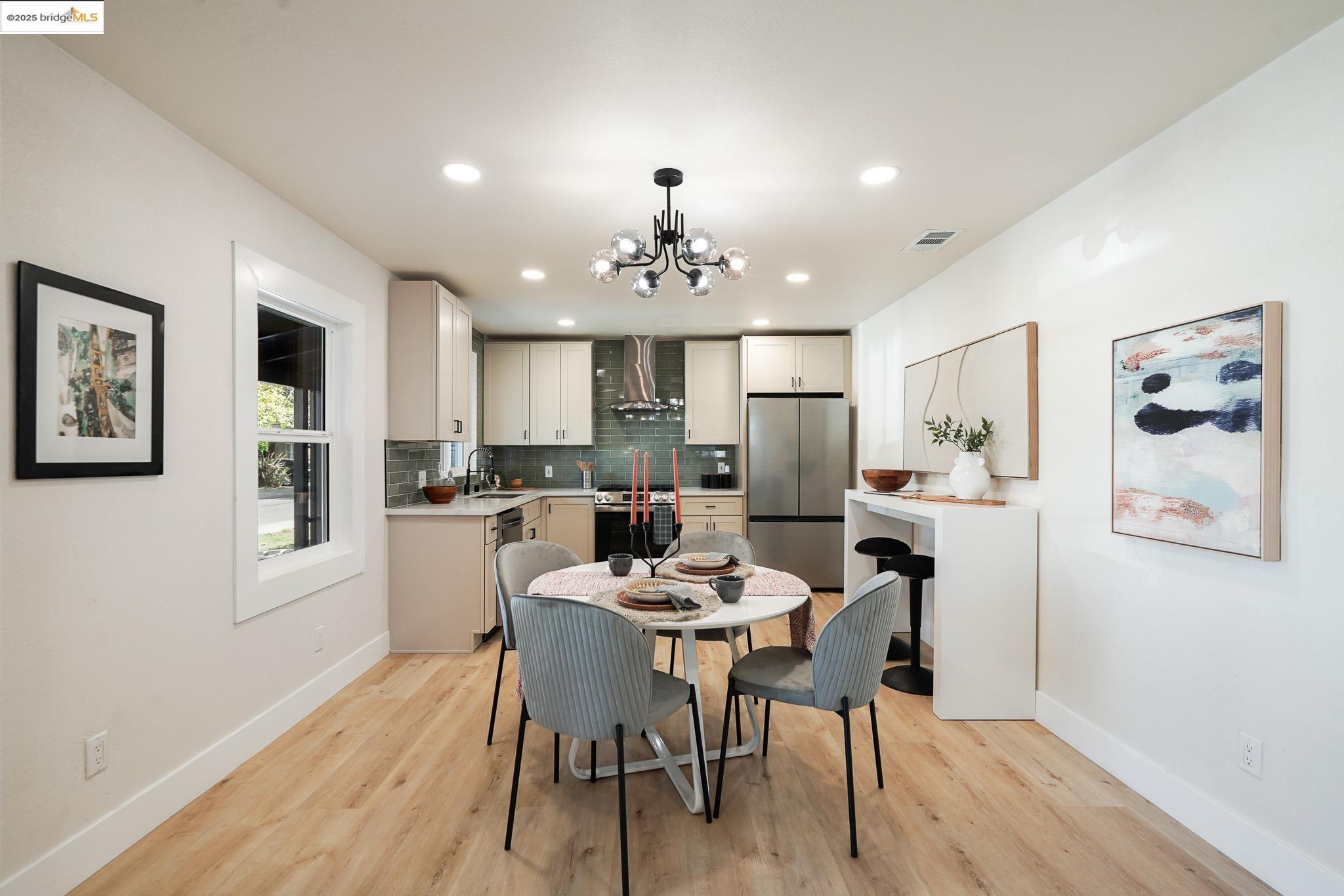 Detail Gallery Image 6 of 28 For 10945 Estepa Dr, Oakland,  CA 94603 - 2 Beds | 1 Baths