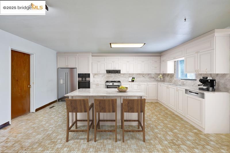 Detail Gallery Image 14 of 36 For 2151 Elm St, Livermore,  CA 94551 - 3 Beds | 2 Baths