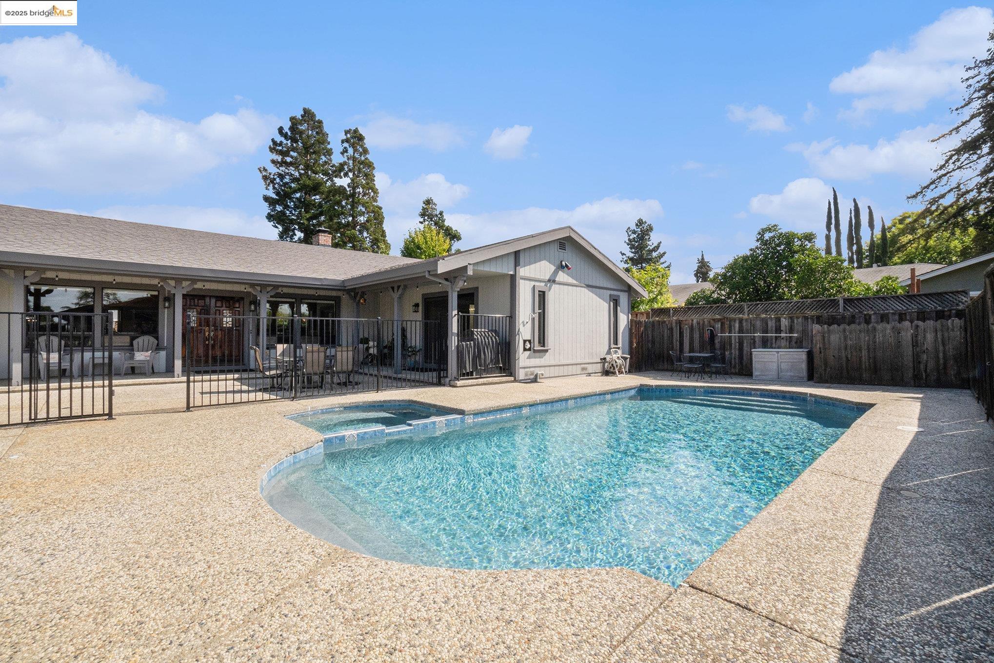 Detail Gallery Image 4 of 51 For 3622 Delancey Ln, Concord,  CA 94519 - 3 Beds | 3 Baths