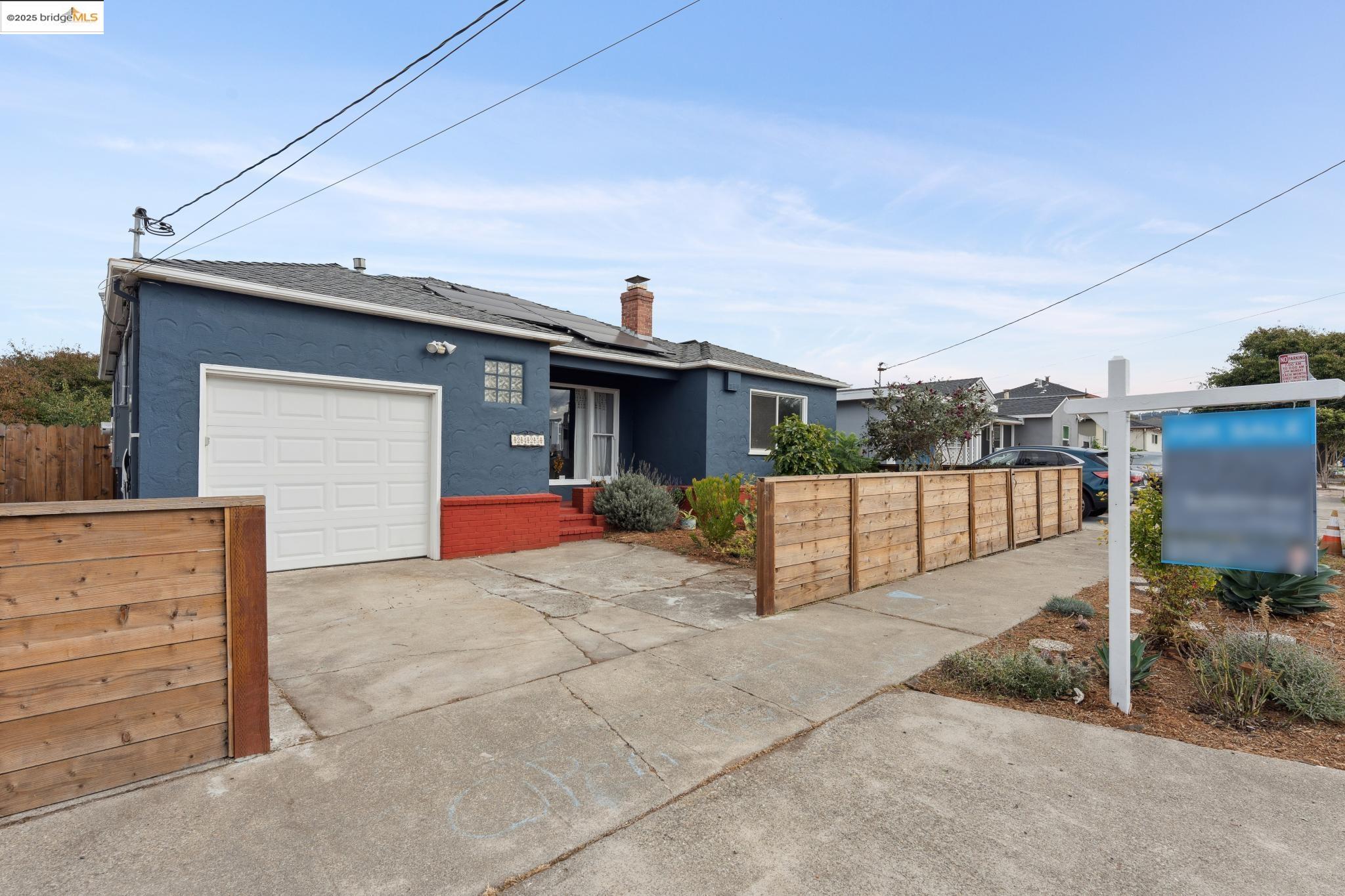 Detail Gallery Image 3 of 53 For 2425 Humphrey Ave, Richmond,  CA 94804 - 3 Beds | 1 Baths