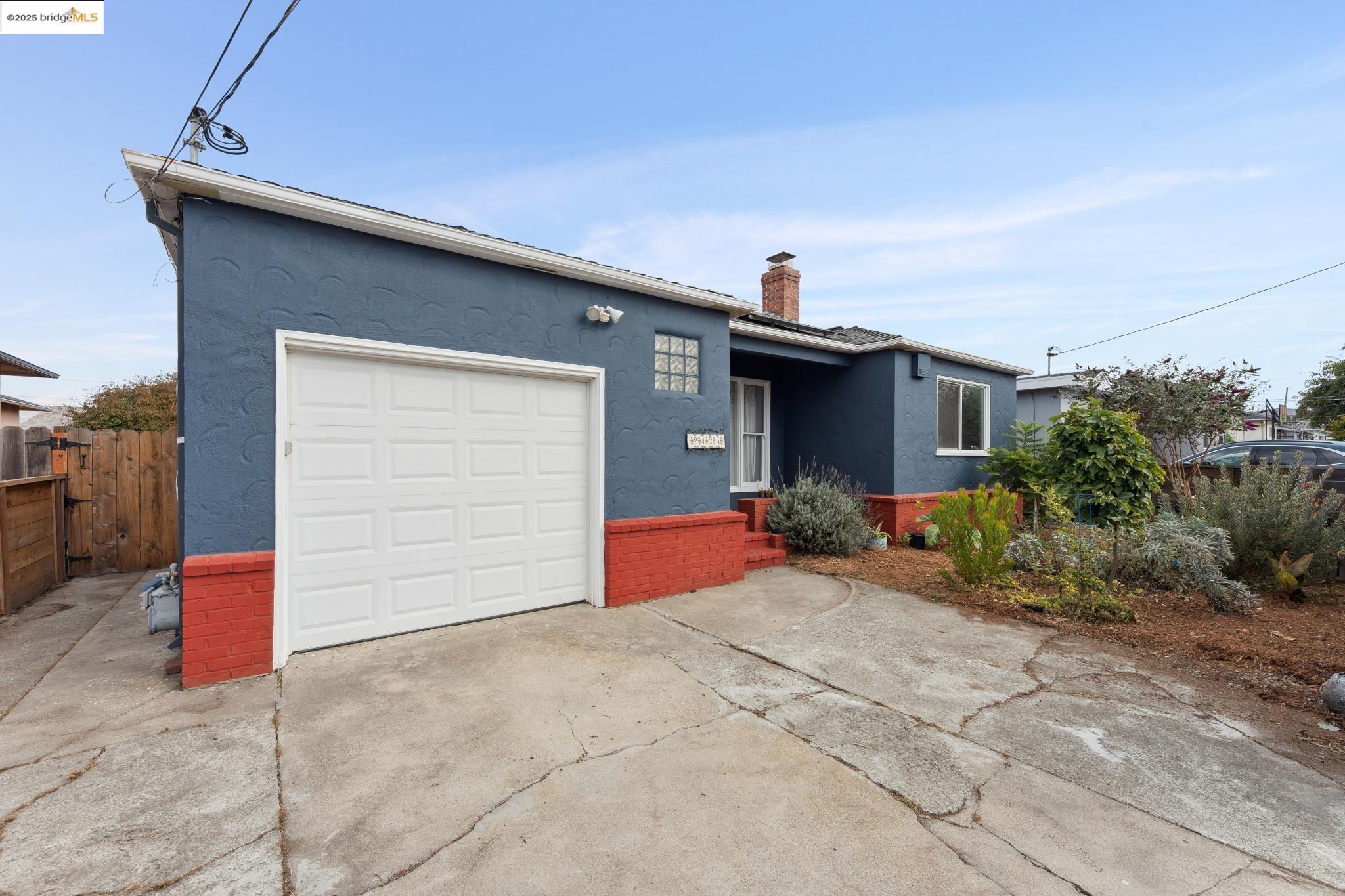 Detail Gallery Image 5 of 53 For 2425 Humphrey Ave, Richmond,  CA 94804 - 3 Beds | 1 Baths