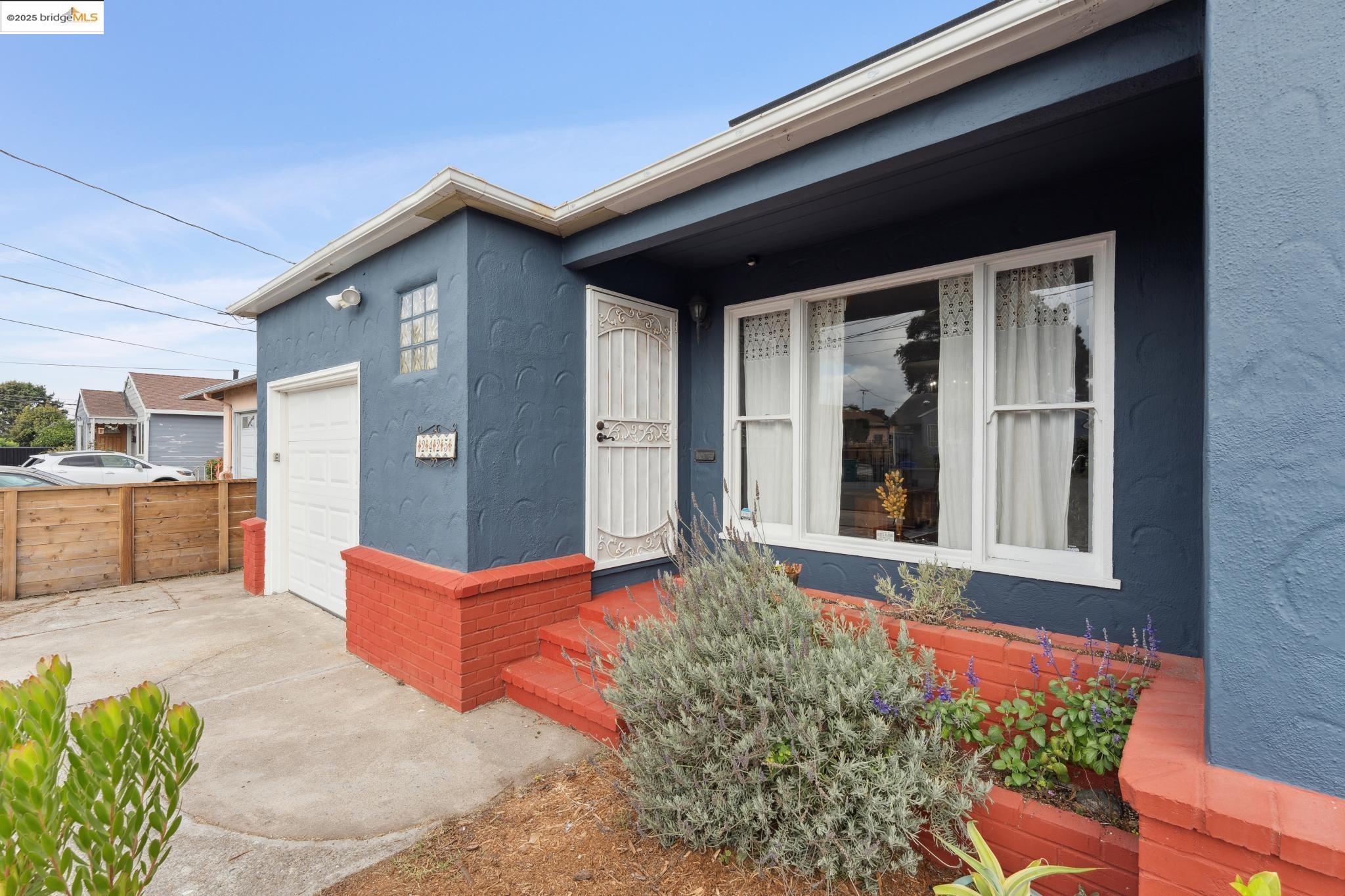 Detail Gallery Image 8 of 53 For 2425 Humphrey Ave, Richmond,  CA 94804 - 3 Beds | 1 Baths