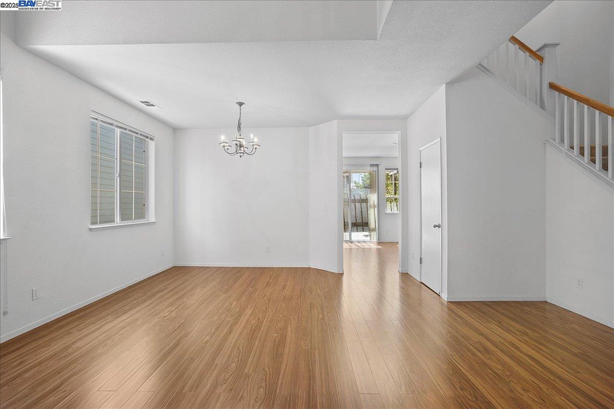 Detail Gallery Image 4 of 24 For 119 Orr Rd, Alameda,  CA 94502 - 3 Beds | 2/1 Baths