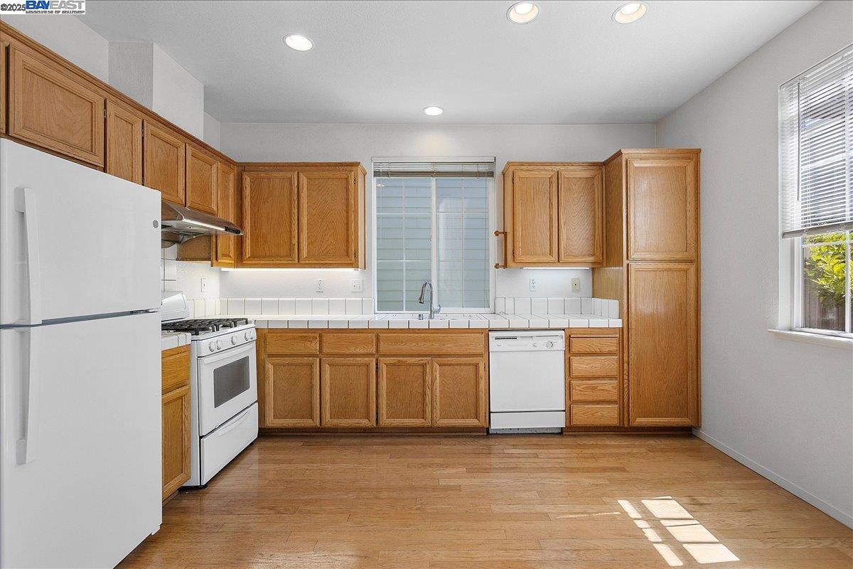 Detail Gallery Image 9 of 24 For 119 Orr Rd, Alameda,  CA 94502 - 3 Beds | 2/1 Baths