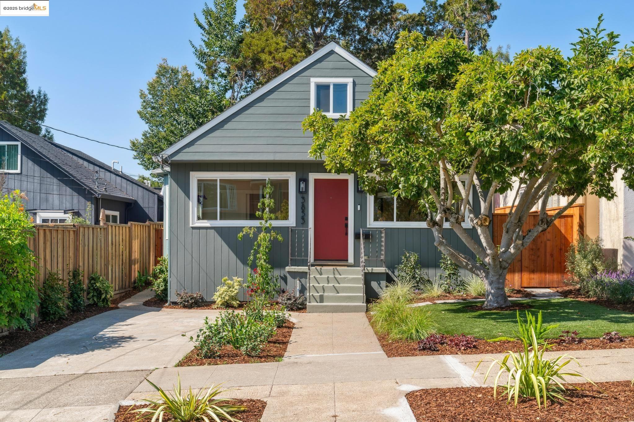 Detail Gallery Image 3 of 28 For 3853 Rhoda Ave, Oakland,  CA 94602 - 2 Beds | 1 Baths