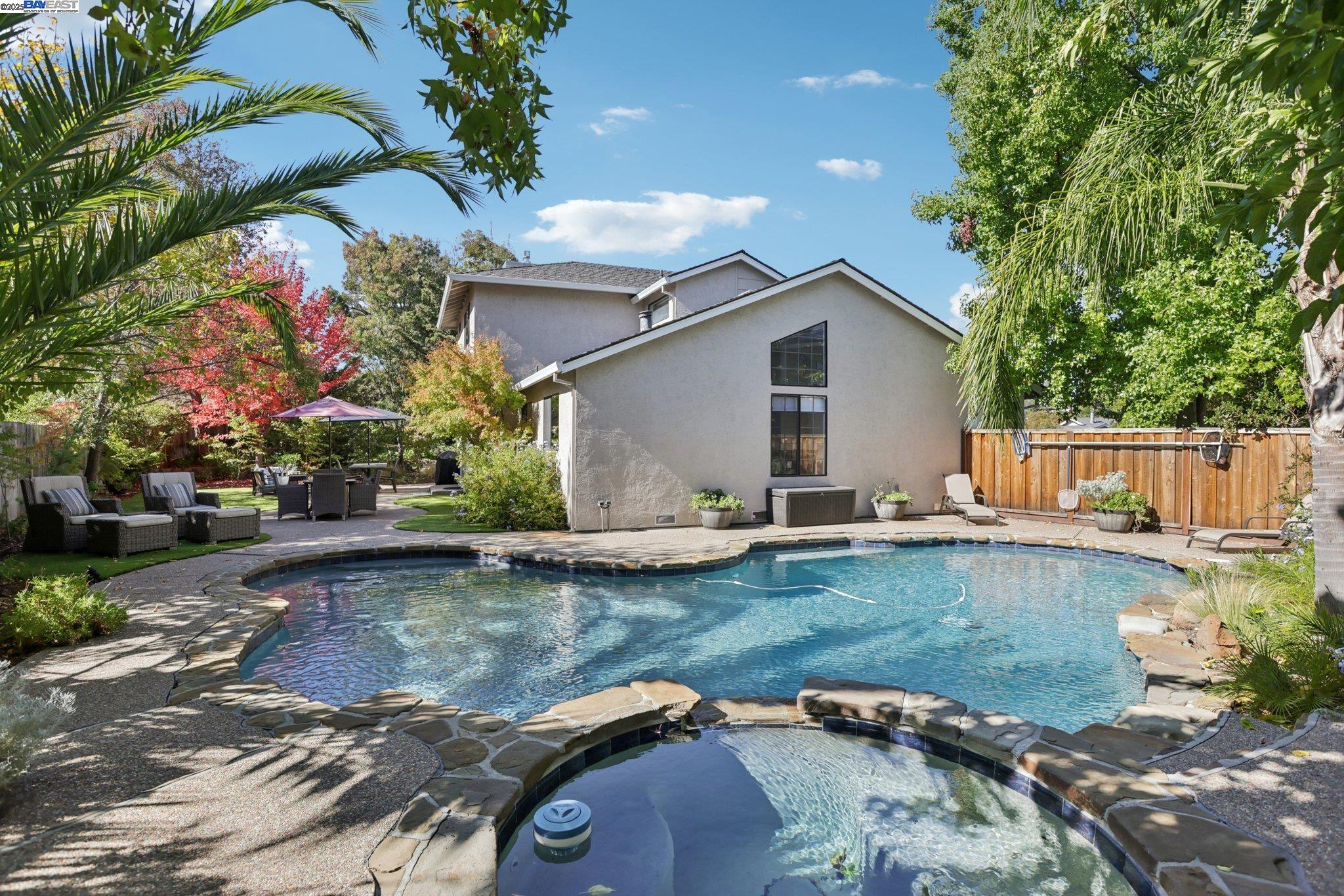 Detail Gallery Image 4 of 46 For 300 Lodgepole Ct, Martinez,  CA 94553 - 4 Beds | 2/1 Baths