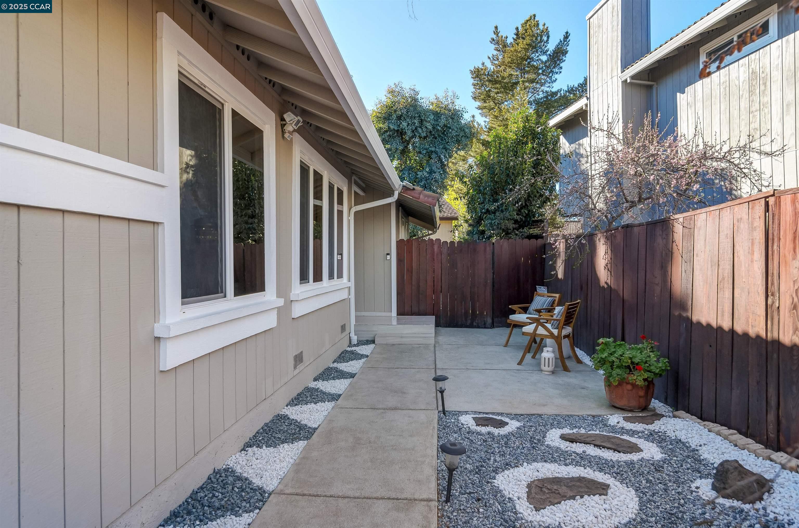 Detail Gallery Image 4 of 34 For 4398 N Canoe Birch Ct., Concord,  CA 94521 - 4 Beds | 3 Baths