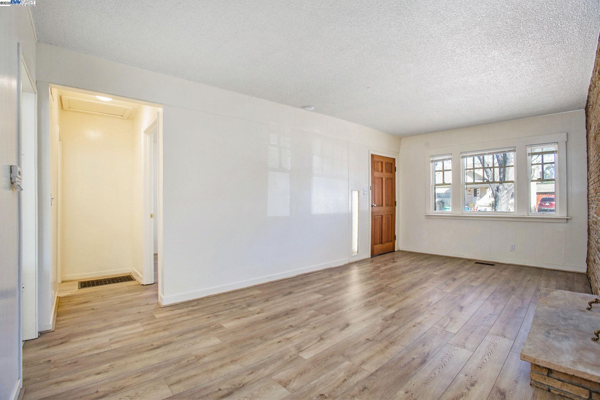 Detail Gallery Image 3 of 23 For 60 Maitland Dr, Alameda,  CA 94502 - 4 Beds | 1/1 Baths