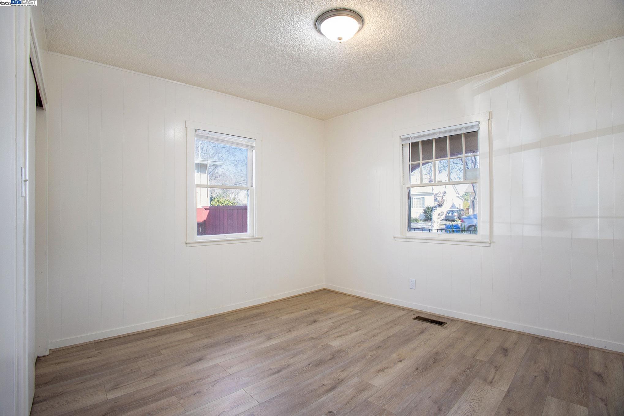 Detail Gallery Image 4 of 23 For 60 Maitland Dr, Alameda,  CA 94502 - 4 Beds | 1/1 Baths