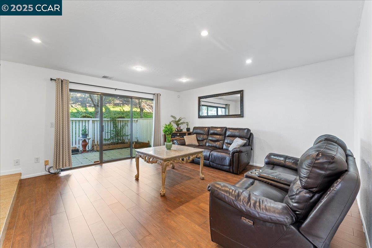 Photo #4: 41114443 Listing: Photo #4