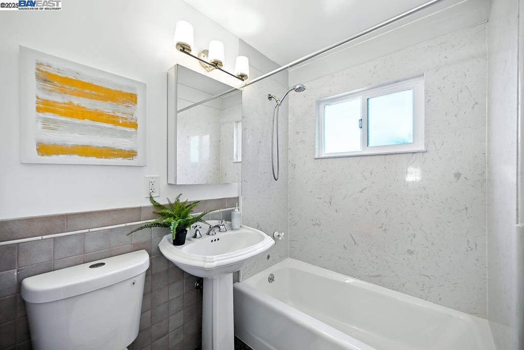 Detail Gallery Image 31 of 60 For 3419 Del Valle Cir, San Leandro,  CA 94578 - 5 Beds | 3 Baths