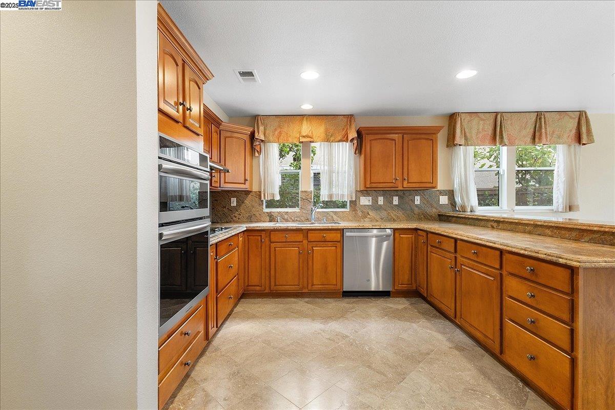 Detail Gallery Image 6 of 22 For 3 Cerruti Ct, Alameda,  CA 94501 - 4 Beds | 2/1 Baths