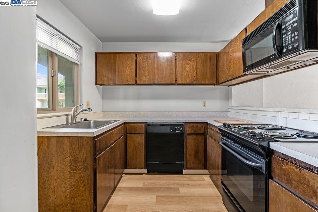 Detail Gallery Image 5 of 17 For 1115 Camino Del Valle, Alameda,  CA 94502 - 3 Beds | 1/1 Baths