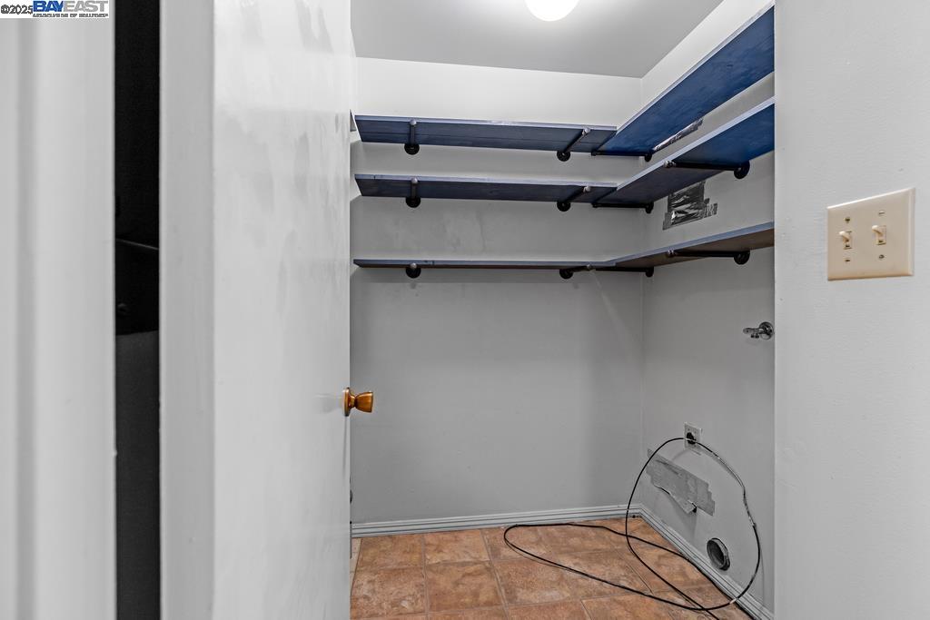 Detail Gallery Image 6 of 17 For 1115 Camino Del Valle, Alameda,  CA 94502 - 3 Beds | 1/1 Baths