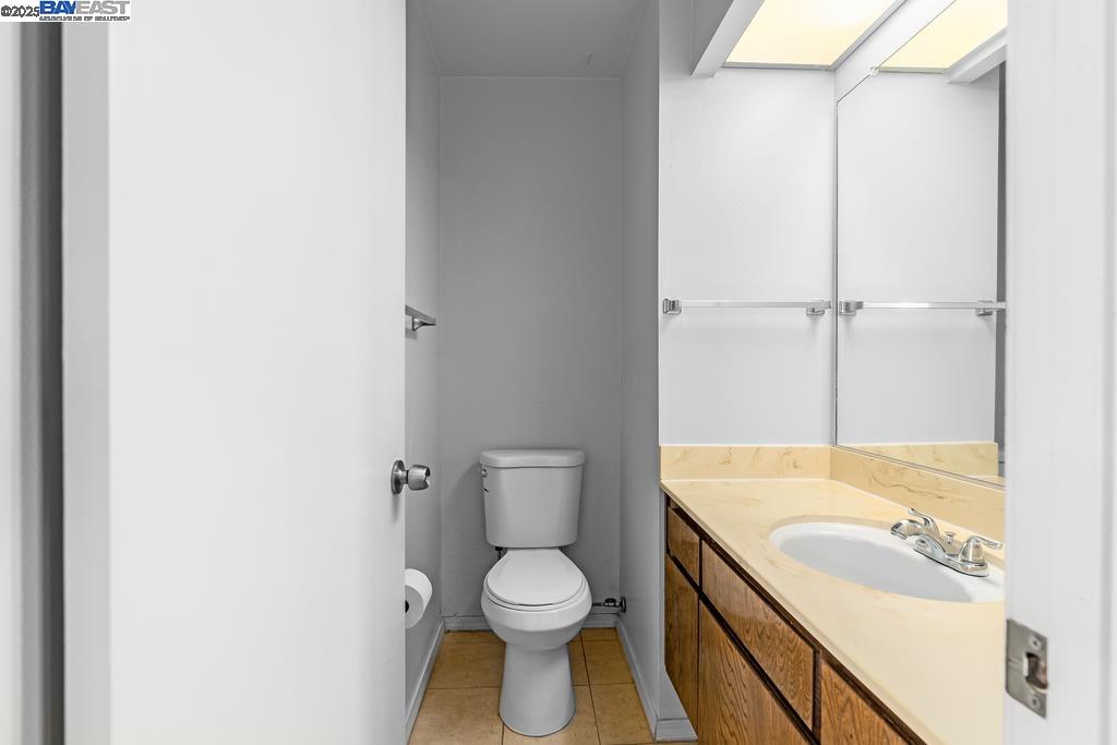 Detail Gallery Image 7 of 17 For 1115 Camino Del Valle, Alameda,  CA 94502 - 3 Beds | 1/1 Baths