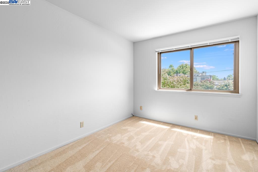 Detail Gallery Image 10 of 17 For 1115 Camino Del Valle, Alameda,  CA 94502 - 3 Beds | 1/1 Baths